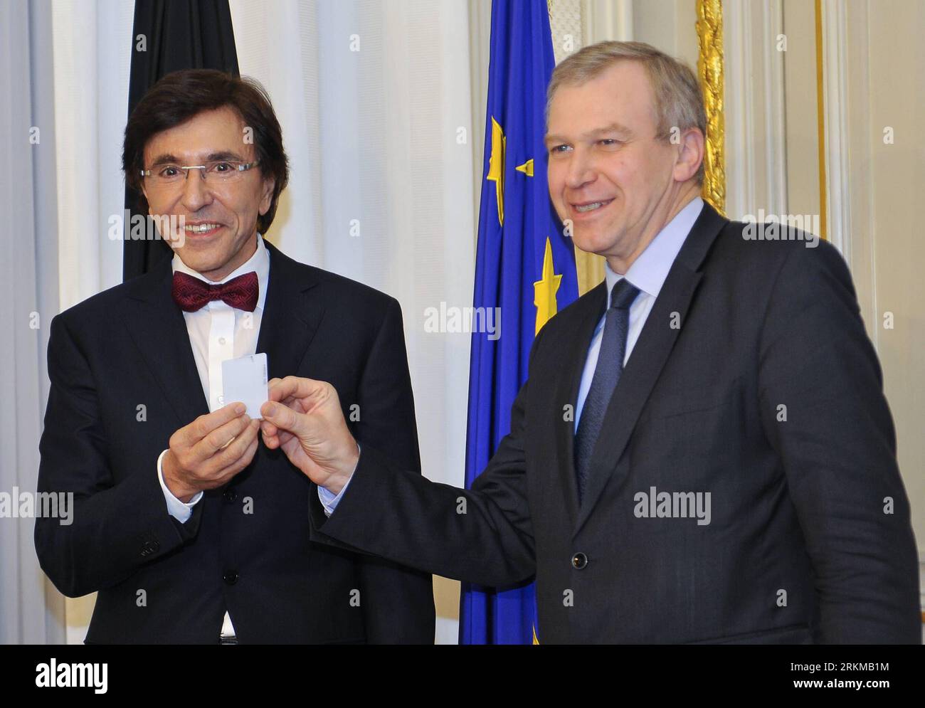 Bildnummer: 56651949  Datum: 06.12.2011  Copyright: imago/Xinhua (111206) -- BRUSSELS, Dec. 6, 2011 (Xinhua) -- Belgian new Prime Minister Elio Di Rupo (L) receives symbolic office card from outgoing Prime Minister Yves Leterme at the Prime Minister s residence in Brussels, capital of Belgium, Dec. 6, 2011. The inauguration of the new government marked the ending of a record 18-months long political deadlock of Belgium. (Xinhua/Ye Pingfan) (ypf) BELGIUM-BRUSSELS-NEW GOVERNMENT PUBLICATIONxNOTxINxCHN People Politik neue Regierung Belgien x0x xtm 2011 quer premiumd      56651949 Date 06 12 2011 Stock Photo