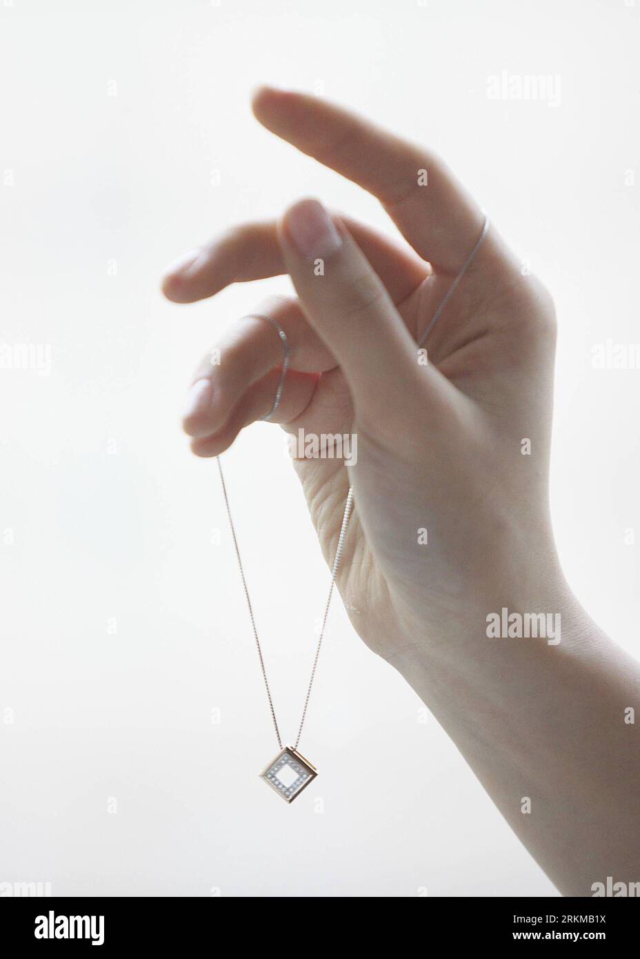Bildnummer: 56647046  Datum: 06.12.2011  Copyright: imago/Xinhua (111206) -- BEIJING, Dec. 6, 2011 (Xinhua) -- A diamond necklace is displayed at a news conference in Beijing, Dec. 6, 2011. Zbird, an online store of diamond accessories released its new products Tuesday.(Xinhua/Zhang Chuanqi) CHINA-BEIJING-DIAMOND-CYBER MARKETING (CN) PUBLICATIONxNOTxINxCHN Wirtschaft Einzelhandel online Internetshop Schmuck Objekte x0x xtm 2011 hoch      56647046 Date 06 12 2011 Copyright Imago XINHUA  Beijing DEC 6 2011 XINHUA a Diamond Necklace IS displayed AT a News Conference in Beijing DEC 6 2011  to Onli Stock Photo
