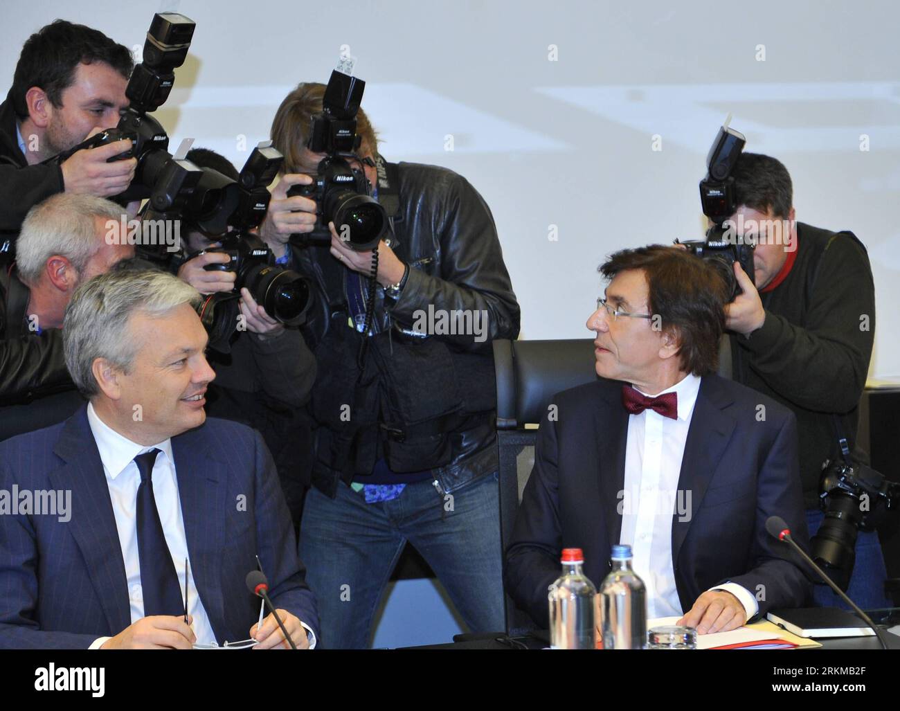 Bildnummer: 56651945  Datum: 06.12.2011  Copyright: imago/Xinhua (111206) -- BRUSSELS, Dec. 6, 2011 (Xinhua) -- Belgian new Prime Minister Elio Di Rupo (front, R) look at photographers before the first cabinet meeting in Brussels, capital of Belgium, Dec. 6, 2011. The inauguration of the new government marked the ending of a record 18-months long political deadlock of Belgium. (Xinhua/Ye Pingfan) (ypf) BELGIUM-BRUSSELS-NEW GOVERNMENT PUBLICATIONxNOTxINxCHN People Politik neue Regierung Belgien x0x xtm 2011 quer      56651945 Date 06 12 2011 Copyright Imago XINHUA  Brussels DEC 6 2011 XINHUA Be Stock Photo
