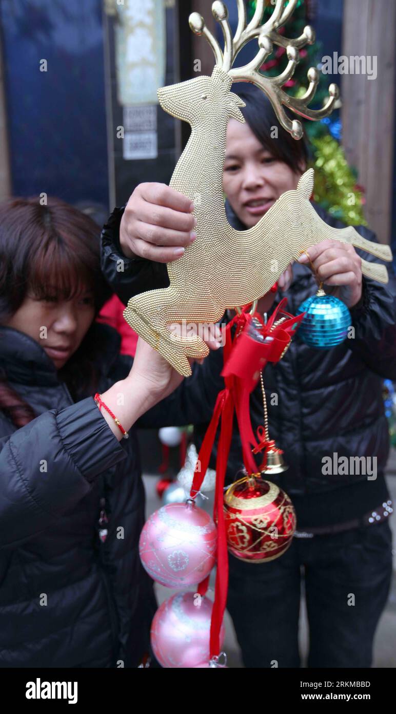 Bildnummer: 56661992  Datum: 06.12.2011  Copyright: imago/Xinhua (111207) -- RUIAN, Dec. 7, 2011 (Xinhua) -- Villagers collect self-made ornaments to greet the coming Christmas in Xitan Village of Huling Town in Ruian City, east China s Zhejiang Province, Dec. 6, 2011. Xitan Village, also called the Christmas Village , is famous for its production of Christmas crafts. There are over 240 processing factories and enterprieses in the village. The total export sales this year have reached 400 million yuan (about 62 million U.S. dollars) while the domestic sales have added up to 100 million yuan (a Stock Photo