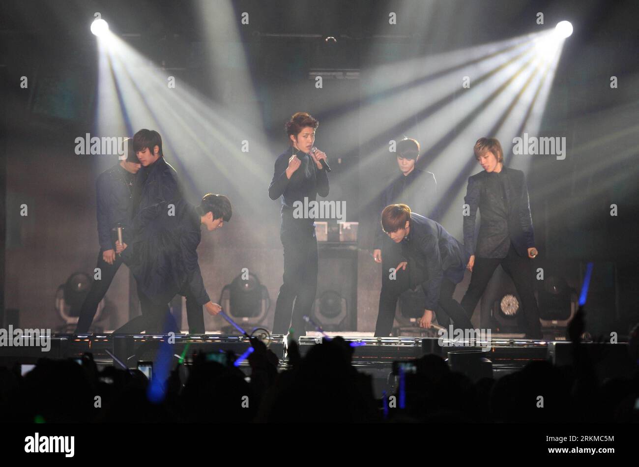 Bildnummer: 56675459  Datum: 09.12.2011  Copyright: imago/Xinhua (111209) -- SEOUL, Dec. 9, 2011 (Xinhua) -- South Korean group Infinite performs during a celebration for the K-pop World Festival 2011 at the Changwon velodrome in Changwon, South Korea, on Dec. 7, 2011. A global K-pop contest was held on Wednesday in Changwon, located some 398 kilometers southeast of Seoul, sending about 10,000 fans into a frenzy of excitement over the opportunity to see their beloved K- pop stars as well as contestants from around the world. (Xinhua/Park Jin Hee) (lr) SOUTH KOREA-CHANGWON-K-POP CONTEST PUBLICA Stock Photo