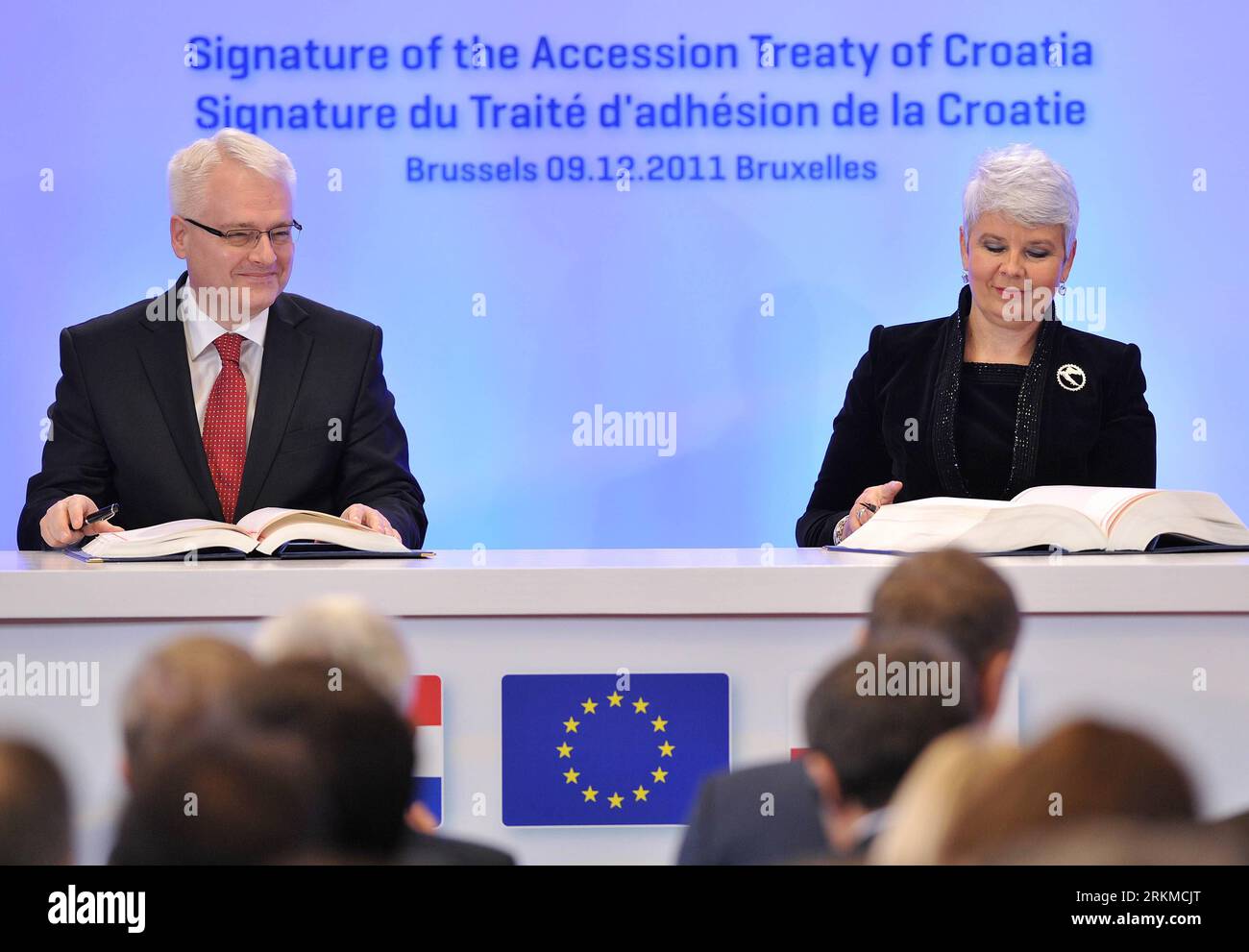 Bildnummer: 56678134  Datum: 09.12.2011  Copyright: imago/Xinhua (111209) -- BRUSSELS, Dec. 9, 2011 (Xinhua) -- Croatian President Ivo Josipovic (L) and Croatian Prime Minister Jadranka Kosor sign the treaty of becoming one of the EU members at EU headquarters in Brussels, capital of Belgium, on Dec. 9, 2011. (Xinhua/Wu Wei) (zjl) BELGIUM-EU-CROATIA PUBLICATIONxNOTxINxCHN People Politik x0x xtm 2011 quer      56678134 Date 09 12 2011 Copyright Imago XINHUA  Brussels DEC 9 2011 XINHUA Croatian President Ivo Josipovic l and Croatian Prime Ministers Jadranka Kosor Sign The Treaty of Becoming One Stock Photo