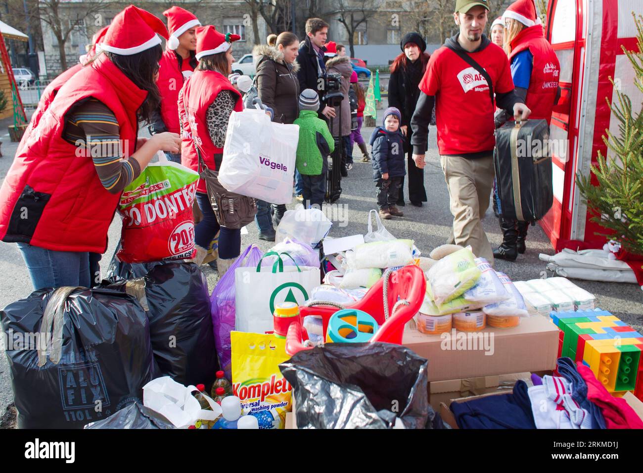 Bildnummer: 56681759  Datum: 09.12.2011  Copyright: imago/Xinhua (111210) -- BUDAPEST, Dec. 10, 2011 (Xinhua) -- Volunteers accept presents offered by during the opening of the Santa factory in Budapest, Hungary, on Dec. 9, 2011. The Santa factory is a Christmas related charity to collect presents for children in need. (Xinhua/Attila Volgyi) (zf) HUNGARY-BUDAPEST-CHRISTMAS-CHARITY PUBLICATIONxNOTxINxCHN Gesellschaft Charity Weihnachten xda x0x 2011 quer      56681759 Date 09 12 2011 Copyright Imago XINHUA  Budapest DEC 10 2011 XINHUA Volunteers Accept Presents offered by during The Opening of Stock Photo