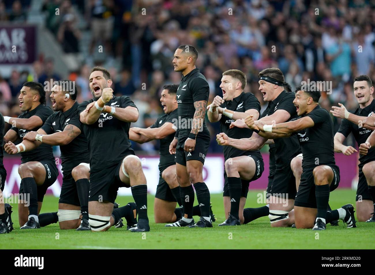 New Zealand's Aaron Smith (centre) leads the Haka ahead of the international match at Twickenham