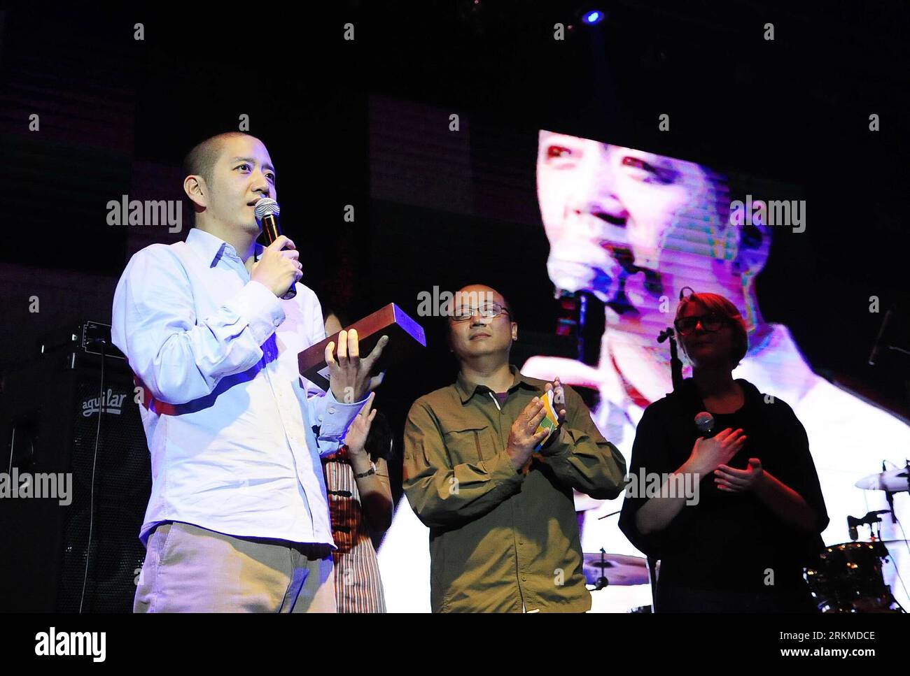 Bildnummer: 56684654  Datum: 10.12.2011  Copyright: imago/Xinhua (111211) -- BEIJING, Dec. 11, 2011 (Xinhua) -- Chinese rock singer Hao Yun (1st L) receives The Best Folk Rock Music award at the awarding ceremony of the 3rd Midi Awards, which are dedicated to the best of Chinese rock bands and rock musics, in Beijing, capital of China, Dec. 10, 2011. (Xinhua/Xiao Xiao) (lmm) CHINA-BEIJING-ROCK MUSIC-MIDI AWARDS (CN) PUBLICATIONxNOTxINxCHN People Entertainment Musik Preisträger xjh x0x 2011 quer      56684654 Date 10 12 2011 Copyright Imago XINHUA  Beijing DEC 11 2011 XINHUA Chinese Rock Singer Stock Photo