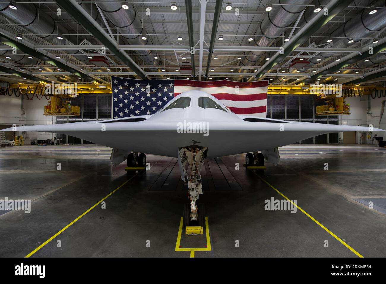Palmdale, United States. 28 November, 2022. The U.S. Air Force B-21 Raider stealth strategic bomber aircraft in a hangar at Plant 42, before the unveiling ceremony at Edwards Air Force Base, November 28, 2022 in Palmdale, California.  Credit: USAF/U.S. Air Force Photo/Alamy Live News Stock Photo