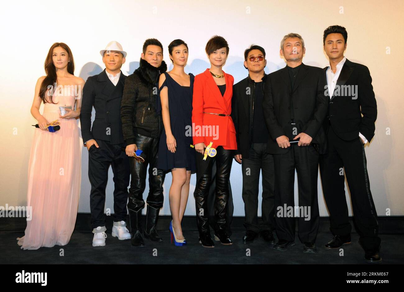 Bildnummer: 56691843  Datum: 12.12.2011  Copyright: imago/Xinhua (111213) -- BEIJING, Dec. 13, 2011 (Xinhua) -- Director Tsui Hark (2nd R), kungfu star Jet Li (3rd R) and other cast members of the action movie Flying Swords of Dragon Gate pose for photo during the premiere of the 3D kungfu epic in Beijing, capital of China, Dec. 12, 2011. (Xinhua/Li Jundong) (mp) CHINA-BEIJING-- FLYING SWORDS OF DRAGON GATE -PREMIERE (CN) PUBLICATIONxNOTxINxCHN People Entertainment Kultur Film Filmpremiere xbs x2x 2011 quer  premiumd     56691843 Date 12 12 2011 Copyright Imago XINHUA  Beijing DEC 13 2011 XINH Stock Photo