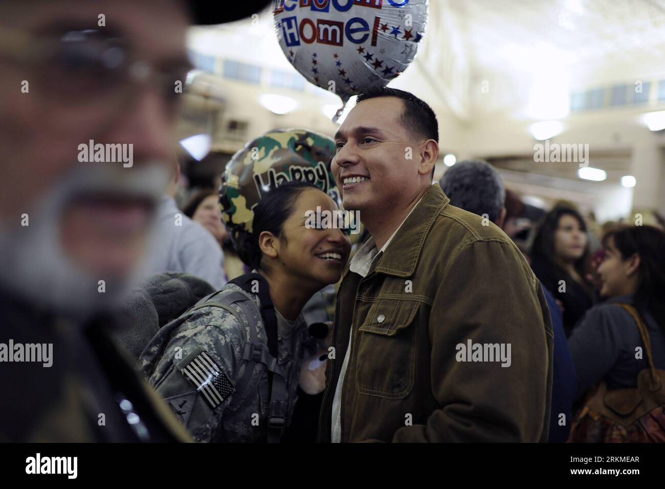 Bildnummer: 56693230  Datum: 12.12.2011  Copyright: imago/Xinhua (111213) -- EL PASO (TEXAS), Dec. 13, 2011 (Xinhua) -- A soldier from 4th Brigade, 1st Armored Division, US Army, meets with his family during a homecoming ceremony at Fort Bliss in El Paso of Texas, the United States, Dec. 12, 2011. Some 270 soldiers of 4th Brigade returned from Iraq and reunited with their family on Monday. The U.S. is to pull out nearly all its troops from Iraq by Dec. 31 under a 2008 security pact with the Iraqi government. (Xinhua/Zhang Jun)(zcc) U.S.-EL PASO-SOLDIERS-HOME PUBLICATIONxNOTxINxCHN Gesellschaft Stock Photo