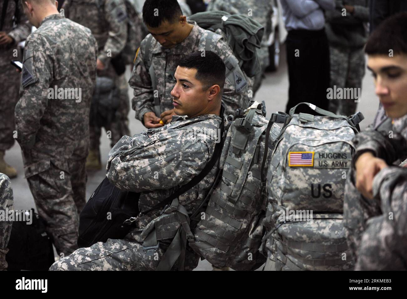 Bildnummer: 56693224  Datum: 12.12.2011  Copyright: imago/Xinhua (111213) -- EL PASO (TEXAS), Dec. 13, 2011 (Xinhua) -- A soldier from 4th Brigade, 1st Armored Division, US Army, rests after arriving at Fort Bliss in El Paso of Texas, the United States, Dec. 12, 2011. Some 270 soldiers of 4th Brigade returned from Iraq and reunited with their family on Monday. U.S. military forces are to pull out completely from Iraq by the end of 2011, according to a security pact, named Status of Forces Agreement (SOFA), signed late in 2008 between Baghdad and Washington. (Xinhua/Zhang Jun)(zcc) U.S.-EL PASO Stock Photo