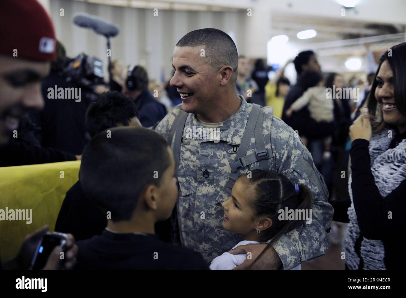 Bildnummer: 56693226  Datum: 12.12.2011  Copyright: imago/Xinhua (111213) -- EL PASO (TEXAS), Dec. 13, 2011 (Xinhua) -- A soldier from 4th Brigade, 1st Armored Division, US Army, hugs his family during a homecoming ceremony at Fort Bliss in El Paso of Texas, the United States, Dec. 12, 2011. Some 270 soldiers of 4th Brigade returned from Iraq and reunited with their family on Monday. U.S. military forces are to pull out completely from Iraq by the end of 2011, according to a security pact, named Status of Forces Agreement (SOFA), signed late in 2008 between Baghdad and Washington. (Xinhua/Zhan Stock Photo