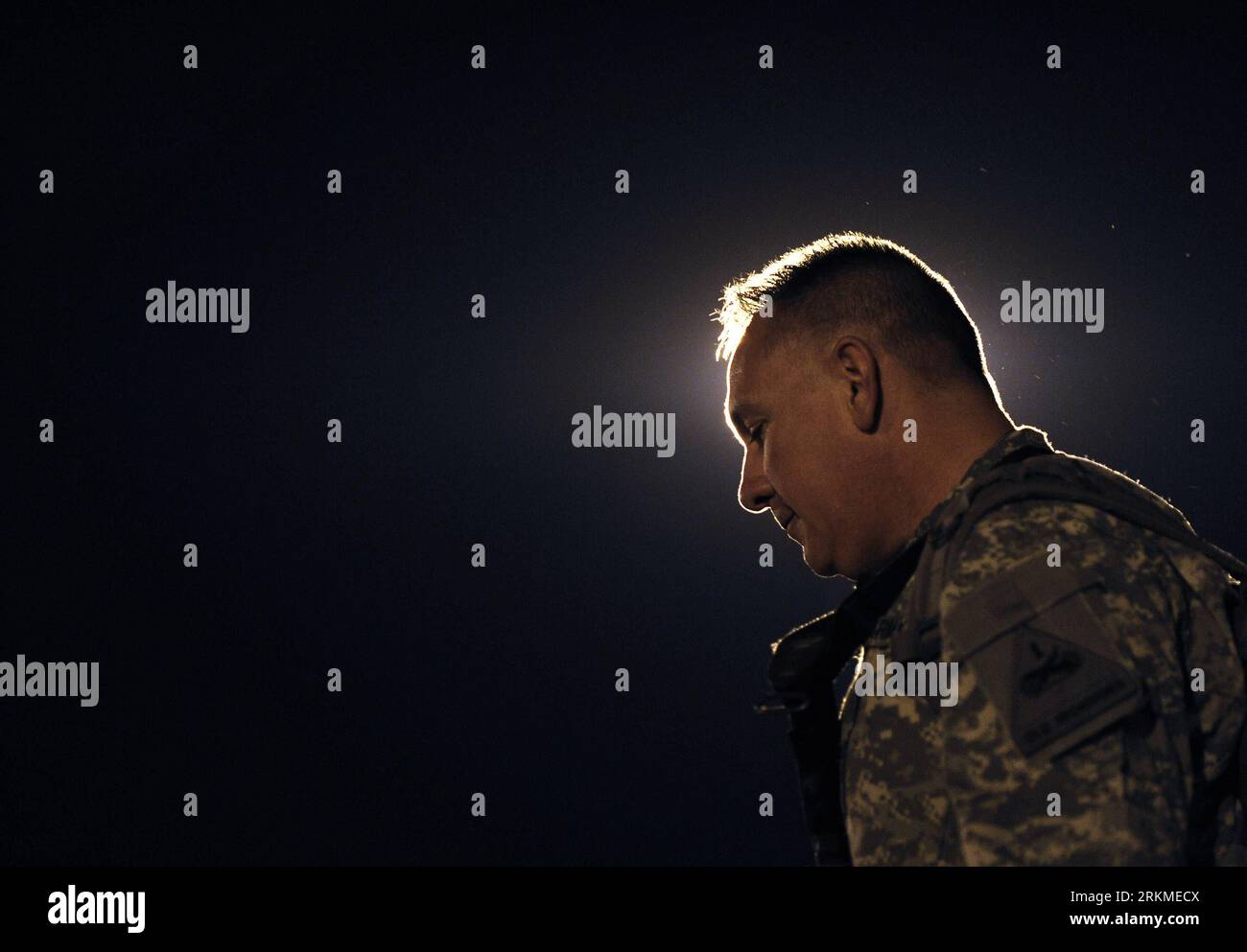 Bildnummer: 56693228  Datum: 12.12.2011  Copyright: imago/Xinhua (111213) -- EL PASO (TEXAS), Dec. 13, 2011 (Xinhua) -- A soldier from 4th Brigade, 1st Armored Division, US Army, arrives at Fort Bliss in El Paso of Texas, the United States, Dec. 12, 2011. Some 270 soldiers of 4th Brigade returned from Iraq and reunited with their family on Monday. U.S. military forces are to pull out completely from Iraq by the end of 2011, according to a security pact, named Status of Forces Agreement (SOFA), signed late in 2008 between Baghdad and Washington. (Xinhua/Zhang Jun)(zcc) U.S.-EL PASO-SOLDIERS-HOM Stock Photo