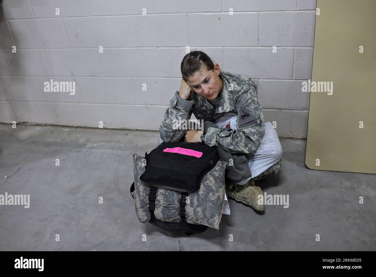 Bildnummer: 56693236  Datum: 12.12.2011  Copyright: imago/Xinhua (111213) -- EL PASO (TEXAS), Dec. 13, 2011 (Xinhua) -- A soldier from 4th Brigade, 1st Armored Division, US Army, rests after arriving at Fort Bliss in El Paso of Texas, the United States, Dec. 12, 2011. Some 270 soldiers of 4th Brigade returned from Iraq and reunited with their family on Monday. U.S. military forces are to pull out completely from Iraq by the end of 2011, according to a security pact, named Status of Forces Agreement (SOFA), signed late in 2008 between Baghdad and Washington. (Xinhua/Zhang Jun)(zcc) U.S.-EL PASO Stock Photo