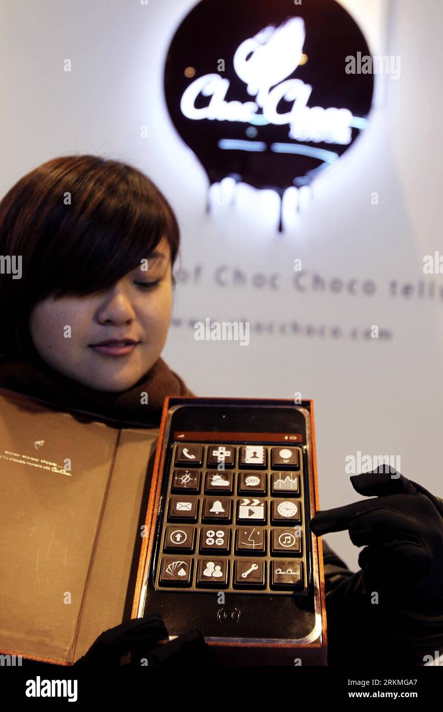 Bildnummer: 56714652  Datum: 15.12.2011  Copyright: imago/Xinhua (111215) -- SHANGHAI, Dec. 15, 2011 (Xinhua) -- A worker shows an iPhone gift box made of chocolate in Shanghai World Chocolate Wonderland in Shanghai, east China, Dec. 15, 2011.   (Xinhua/Liu Ying) (zgp) CHINA-SHANGHAI-WORLD CHOCOLATE WONDERLAND (CN) PUBLICATIONxNOTxINxCHN Wirtschaft Schokolade xns x2x 2011 hoch o0 Pralinen     56714652 Date 15 12 2011 Copyright Imago XINHUA  Shanghai DEC 15 2011 XINHUA a Worker Shows to iPhone Poison Box Made of Chocolate in Shanghai World Chocolate Wonderland in Shanghai East China DEC 15 2011 Stock Photo