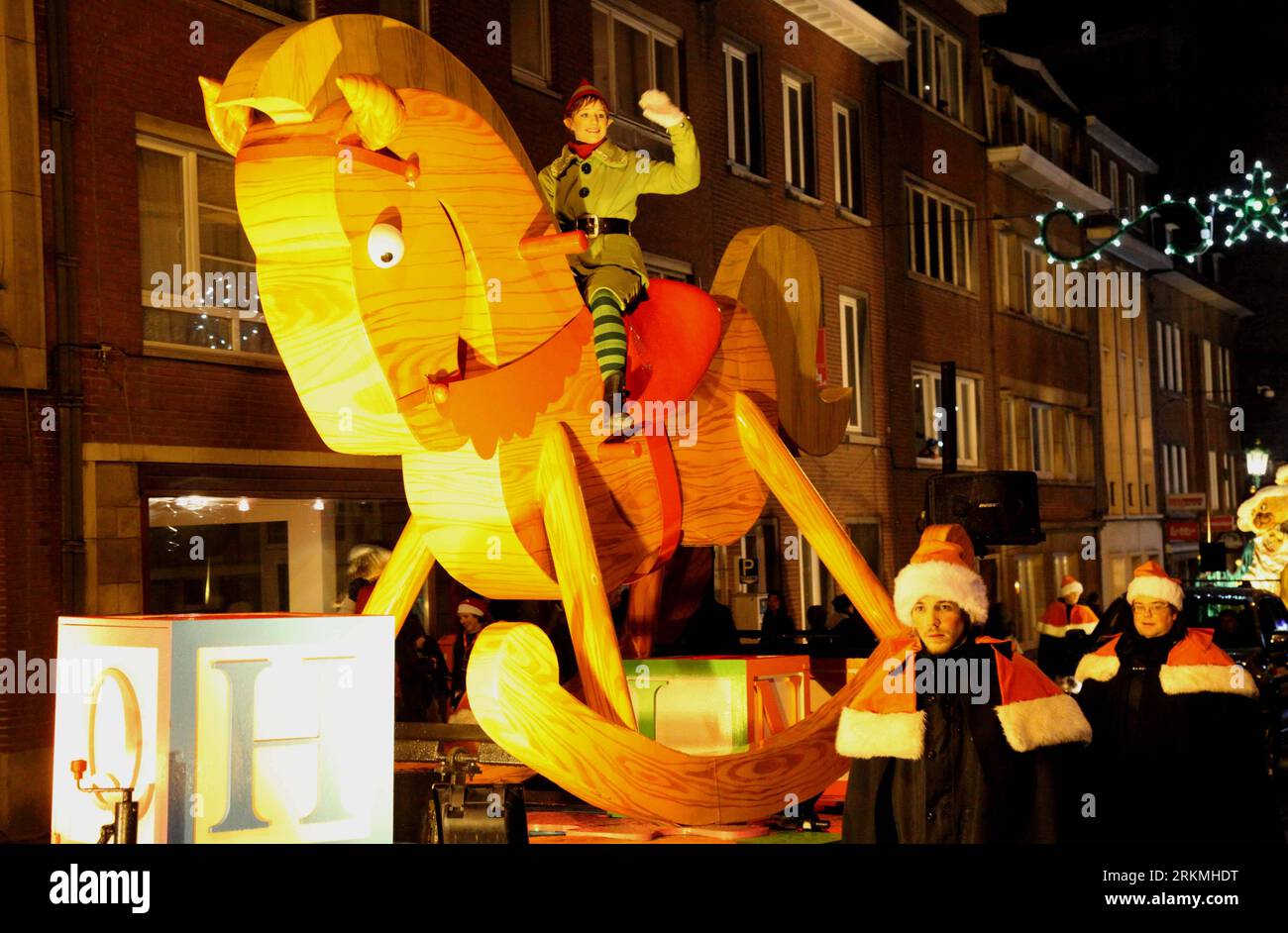 Bildnummer: 56754248  Datum: 17.12.2011  Copyright: imago/Xinhua (111218) -- NIVELLES, Dec. 18, 2011 (Xinhua) -- A rocking horse float takes part in the Christmas float parade held in Nivelles, Belgium, Dec. 17, 2011. About 14 floats offered performance and candies to local residents and tourists Saturday night at the Christmas float parade in Nivelles. (Xinhua/Wang Xiaojun) (axy) BELGIUM-NIVELLES-CHRISTMAS-FLOATS-PARADE PUBLICATIONxNOTxINxCHN Gesellschaft Weihnachten Tradition Strassenparade Strassenumzug Parade Weihnachtsparade premiumd xns x0x 2011 quer      56754248 Date 17 12 2011 Copyrig Stock Photo