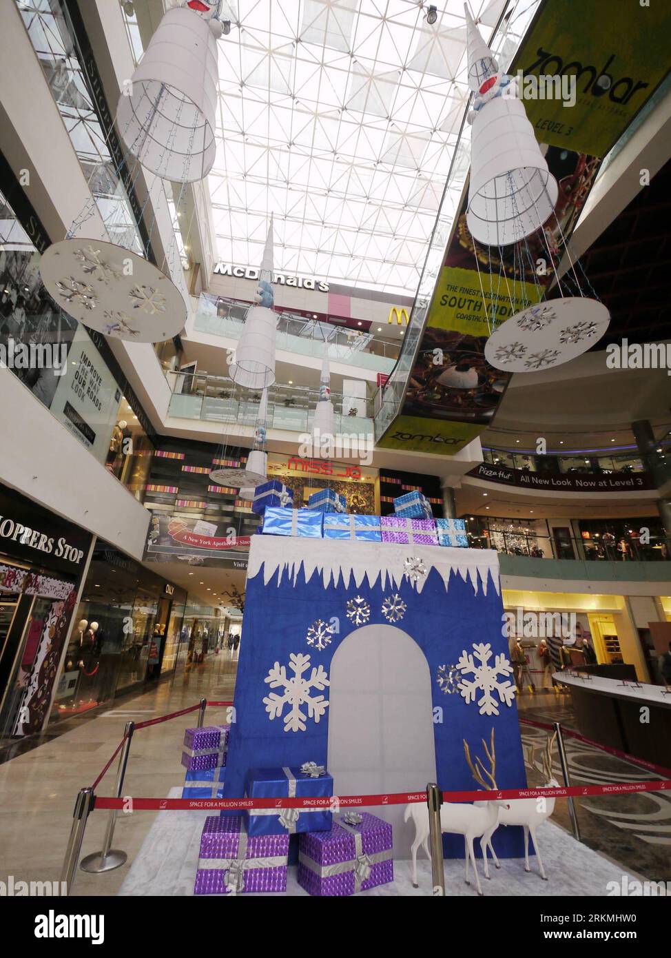 Ambience mall hi-res stock photography and images - Alamy