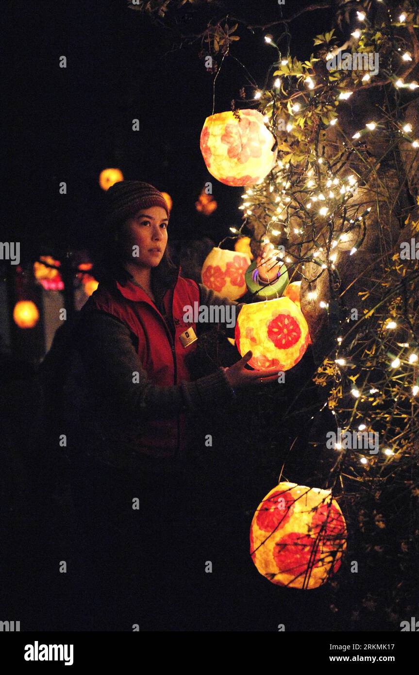 Bildnummer: 56775838  Datum: 21.12.2011  Copyright: imago/Xinhua (111222) -- VANCOUVER(CANADA), Dec. 22, 2011 (Xinhua) --A woman lights a lantern during the 18th Annual Winter Solstice Lantern Festival held in Vancouver, Canada, on Dec. 21, 2011. Honoring many cultural traditions, the annual festival illuminates the longest night of the year with lanterns, fire, music, and dancing. (Xinhua/Sergei Bachlakov) (zwx) CANADA-VANCOUVER-WINTER SLOSTICE-LANTERN FESTIVAL PUBLICATIONxNOTxINxCHN Gesellschaft Tradition Feier Wintersonnenwende Sonnwendfeier xjh x0x 2011 hoch      56775838 Date 21 12 2011 C Stock Photo