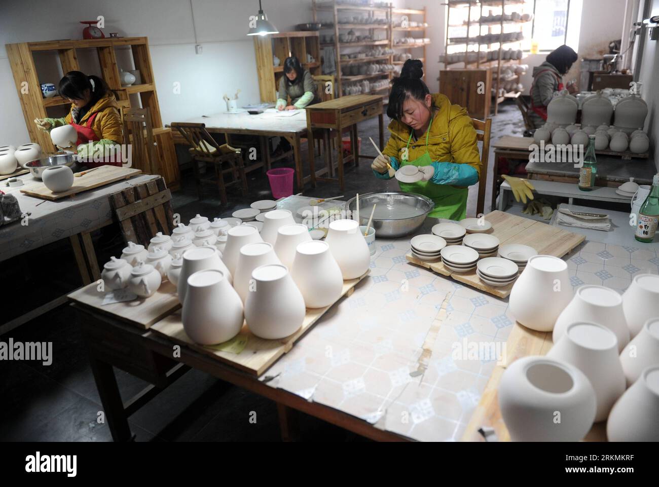 Bildnummer: 56778409  Datum: 21.12.2011  Copyright: imago/Xinhua (111223) -- JINGDEZHEN, Dec. 23, 2011 (Xinhua) -- A technician works on an adobe at a procelain workshop in Porcelain Capital Jingdezhen City, east China s Jiangxi Province, Dec. 21, 2011. Jingdezhen s percelain has been famous not only in China but in time it became known internationally for being as thin as paper, as white as jade, as bright as a mirror, and as sound as a bell. (Xinhua/Zhou Ke) (xzj) CHINA-JIANGXI-JINGDEZHEN-PORCELAIN (CN) PUBLICATIONxNOTxINxCHN Wirtschaft Porzellan Arbeitswelten Handwerk Gesellschaft xda x0x 2 Stock Photo