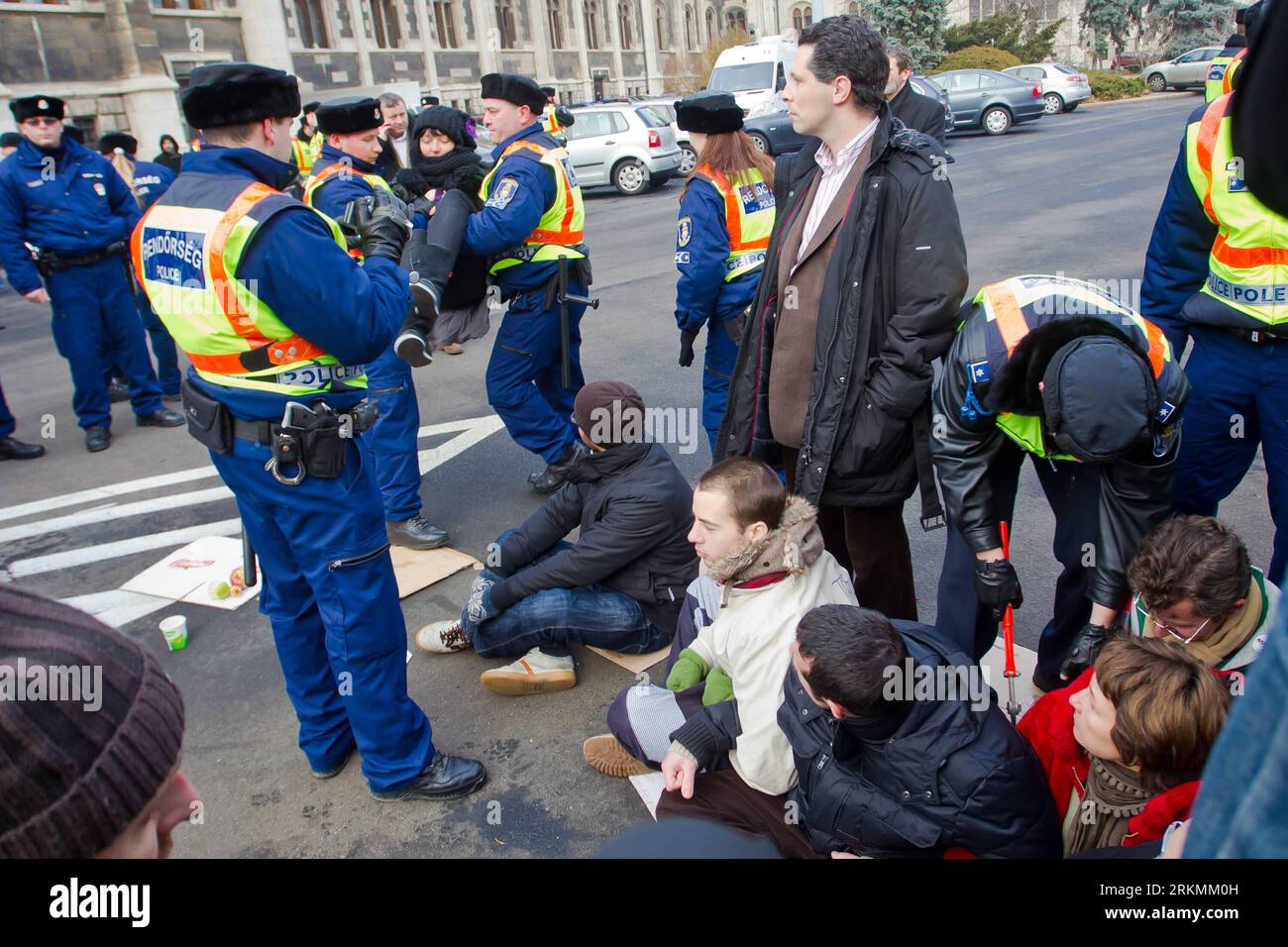 Bildnummer: 56784144  Datum: 23.12.2011  Copyright: imago/Xinhua (111223) -- BUDAPEST, Dec. 23, 2011 (Xinhua) -- Members of the Hungarian opposition green Politics Can Be Different party are arrested during an anti-government demonstration in front of the Hungarian Parliament in Budapest, Hungary, on Dec. 23, 2011. Former Hungarian Prime Minister Ferenc Gyurcsany and several other leading opposition politicians were released shortly after their arrests following an anti-government demonstration outside the parliament on Friday. (Xinhua/Attila Volgyi) (zjl) HUNGARY-BUDAPEST-PROTEST-FORMER PM-AR Stock Photo
