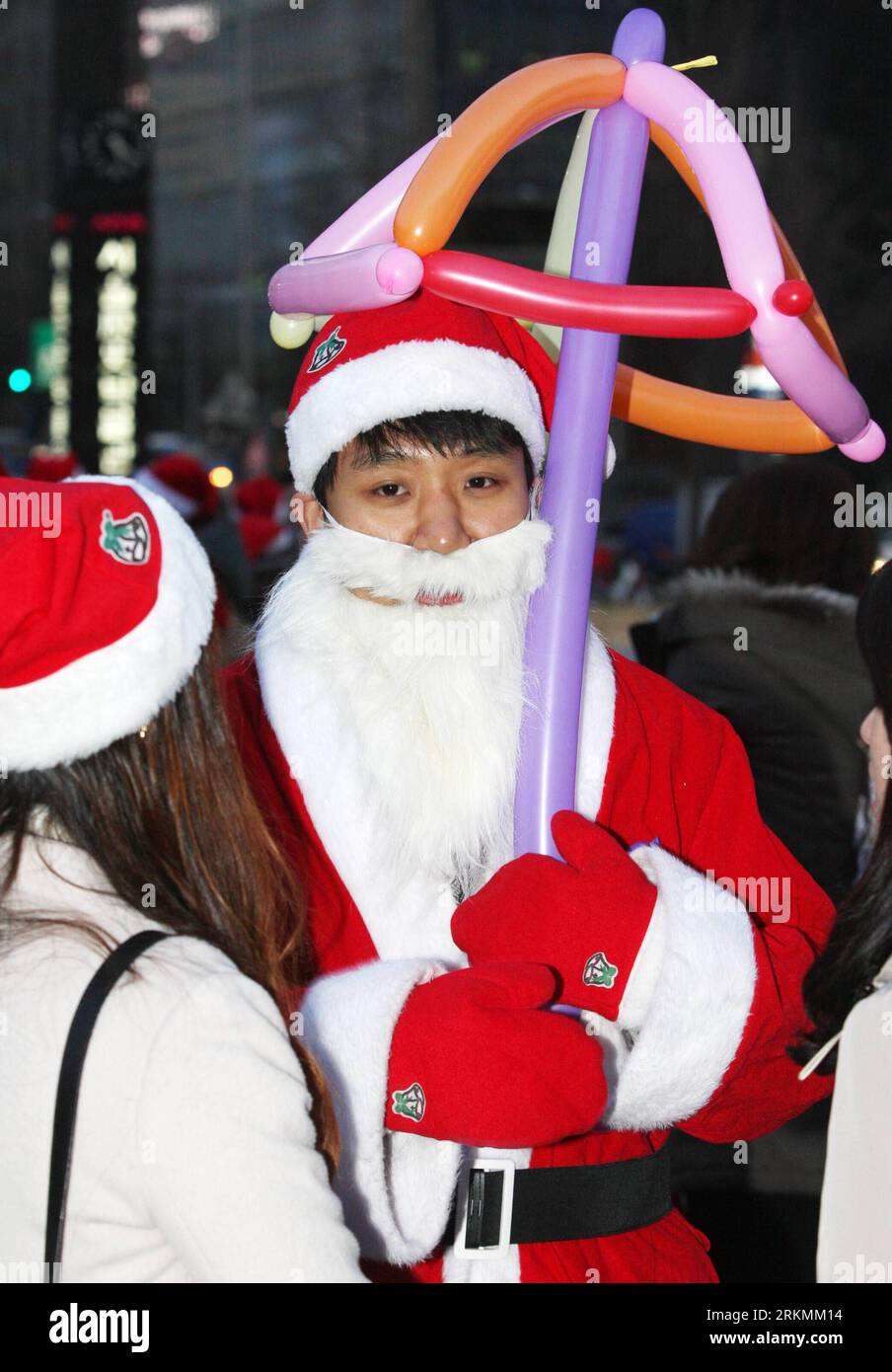 Bildnummer: 56784155  Datum: 23.12.2011  Copyright: imago/Xinhua (111223) -- SEOUL, Dec. 23, 2011 (Xinhua) -- A South Korean student dressed as Santa Claus takes part in an event celebrating the upcoming Christmas in Seoul, capital of South Korea, on Dec. 23, 2011. (Xinhua/Park Jin Hee)(zjl) SOUTH KOREA-SEOUL-SANTA CLAUS PUBLICATIONxNOTxINxCHN Gesellschaft Weihnachten Weihnachtsmänner x0x xst premiumd 2011 hoch      56784155 Date 23 12 2011 Copyright Imago XINHUA  Seoul DEC 23 2011 XINHUA a South Korean Student Dressed As Santa Claus Takes Part in to Event Celebrating The upcoming Christmas in Stock Photo