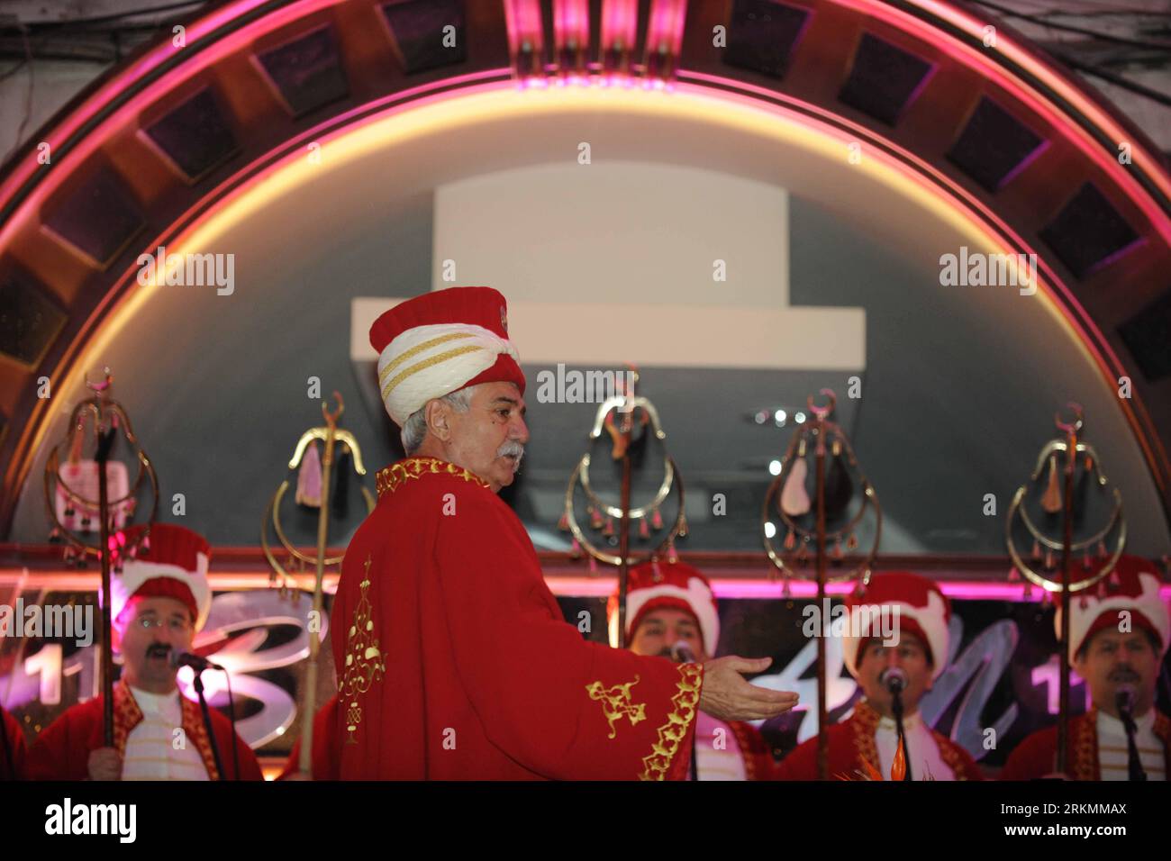 Bildnummer: 56786000  Datum: 25.12.2011  Copyright: imago/Xinhua (111225) -- ISTANBUL, Dec. 25, 2011 (Xinhua) -- The Ottoman Military band performs on the concert as the final event of the Grand Bazaar 550th Anniversary Celebrations in Istanbul, Turkey, on Dec. 25, 2011. Called simply the Kapali Carsi (Covered Market) in Turkish, the 550-year-old domed-capped bazaar is located at the heart of Istanbul. (Xinhua/Ma Yan) TURKEY-ISTANBUL-GRAND BAZAAR PUBLICATIONxNOTxINxCHN Gesellschaft Land Leute Tradition Kostüm Militärkapelle Kapelle x0x xst 2011 quer      56786000 Date 25 12 2011 Copyright Imag Stock Photo