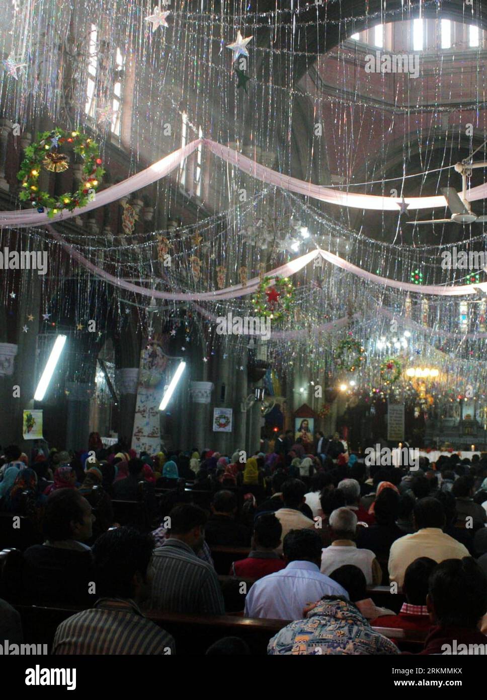 Bildnummer: 56786154  Datum: 25.12.2011  Copyright: imago/Xinhua (111226) -- LAHORE, Dec. 26, 2011 (Xinhua) -- Pakistani Christians attend a Christmas Mass at Sacred Heart Cathedral in Lahore, Pakistan, on Dec. 25, 2011. (Xinhua/Sajjad) PAKISTAN-LAHORE-CHRISTMAS MASS PUBLICATIONxNOTxINxCHN Gesellschaft Weihnachten Weihnachtsmesse Messe Religion Christentum Heiligabend x0x xst 2011 hoch      56786154 Date 25 12 2011 Copyright Imago XINHUA  Lahore DEC 26 2011 XINHUA Pakistani Christians attend a Christmas Mass AT Sacred Heart Cathedral in Lahore Pakistan ON DEC 25 2011 XINHUA Sajjad Pakistan Lah Stock Photo