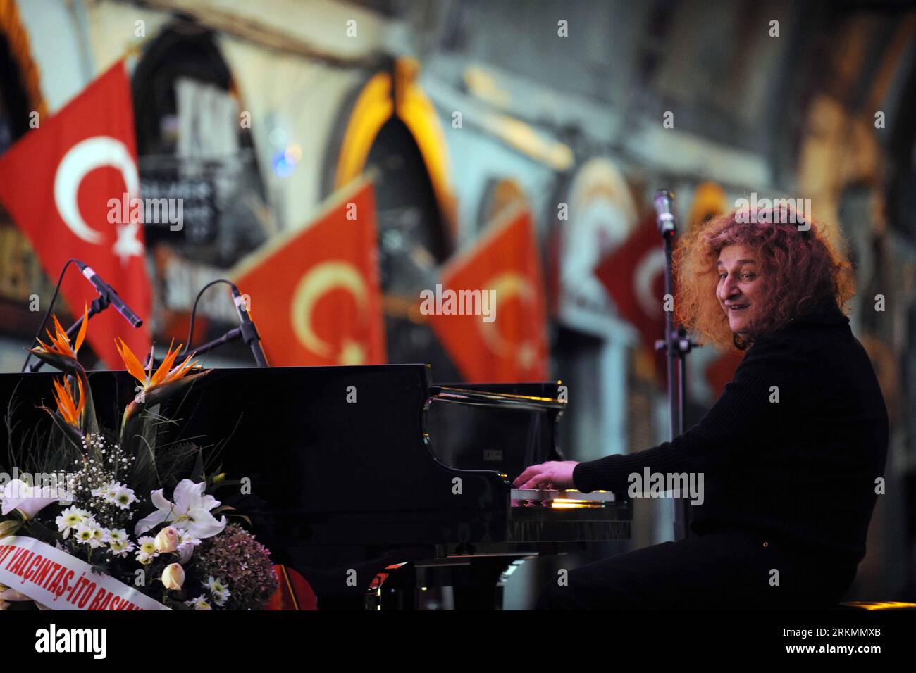 Bildnummer: 56786216  Datum: 25.12.2011  Copyright: imago/Xinhua (111225) -- ISTANBUL, Dec. 25, 2011 (Xinhua) -- Pianist Tuluyhan Ugurlu performs on the concert as the final event of the Grand Bazaar 550th Anniversary Celebrations in Istanbul, Turkey, on Dec. 25, 2011. Called simply the Kapali Carsi (Covered Market) in Turkish, the 550-year-old domed-capped bazaar is located at the heart of Istanbul. (Xinhua/Ma Yan) TURKEY-ISTANBUL-GRAND BAZAAR PUBLICATIONxNOTxINxCHN People Entertainment Musik Aktion x0x xst 2011 quer      56786216 Date 25 12 2011 Copyright Imago XINHUA  Istanbul DEC 25 2011 X Stock Photo