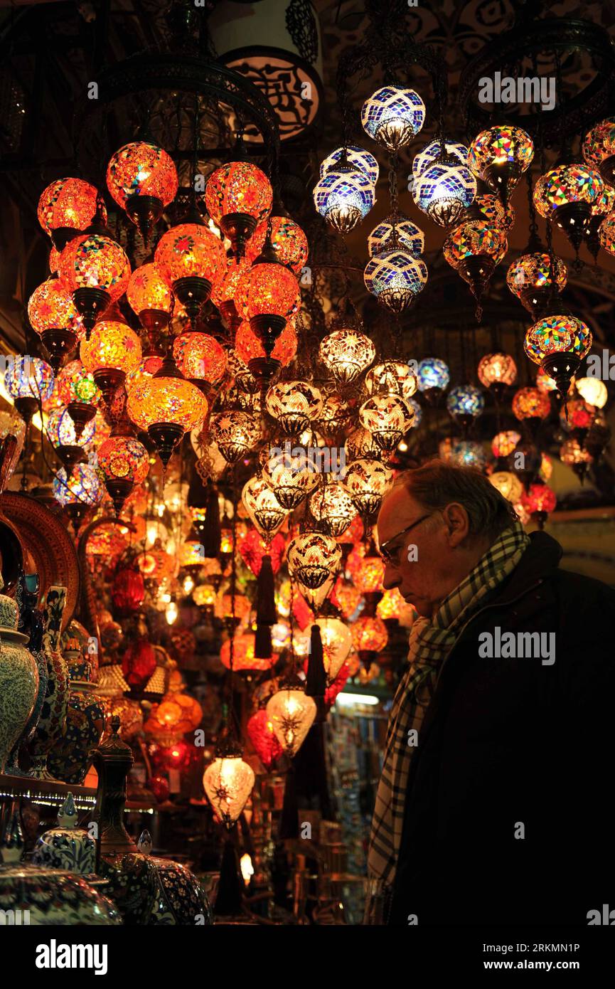 Bildnummer: 56786290  Datum: 05.12.2011  Copyright: imago/Xinhua (111225) -- ISTANBUL, Dec. 25, 2011 (Xinhua) -- File photo taken on Dec. 5, 2011 shows a man visiting at the Grand Bazaar in Istanbul, Turkey. A concert was held as the final event of the Grand Bazaar 550th Anniversary Celebrations on Sunday. Called simply the Kapali Carsi (Covered Market) in Turkish, the 550-year-old domed-capped bazaar is located at the heart of Istanbul. (Xinhua/Ma Yan) TURKEY-ISTANBUL-GRAND BAZAAR PUBLICATIONxNOTxINxCHN Wirtschaft Einzelhandel Basar Lampen Lampenladen x0x xst 2011 hoch      56786290 Date 05 1 Stock Photo