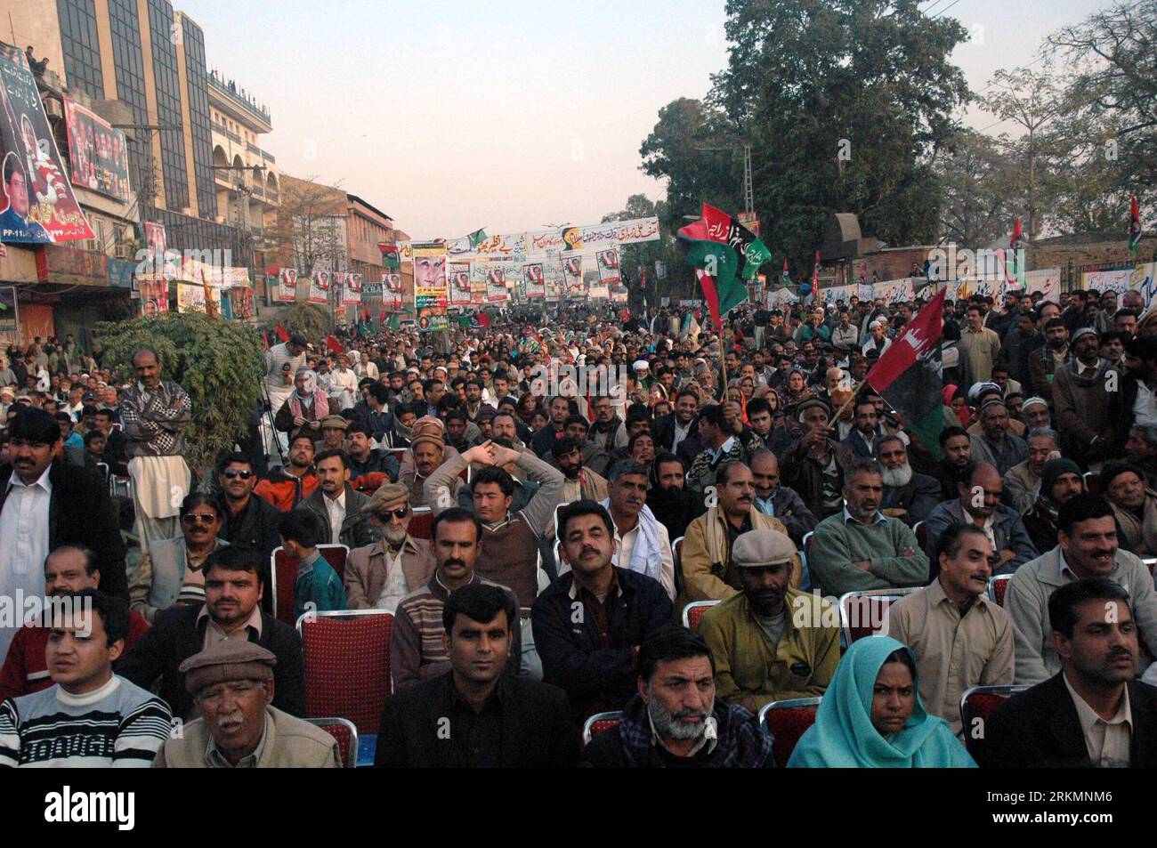 Bildnummer: 56789720  Datum: 27.12.2011  Copyright: imago/Xinhua (111227) -- RAWALPINDI, Dec. 27, 2011 (Xinhua) -- Activists and supporters of the ruling Pakistan Peoples Party (PPP) gather at the site where former Prime Minister Benazir Bhutto was assassinated on her fourth death anniversary in Rawalpindi city, adjacent to Islamabad, Pakistan, on Dec. 27, 2011. Benazir Bhutto was assassinated on Dec. 27, 2007 following an electioneering rally at Liaqat Bagh Park in Rawalpindi. (Xinhua/Ahmad) PAKISTAN-RAWALPINDI-BHUTTO-DEATH ANNIVERSARY PUBLICATIONxNOTxINxCHN Politik Gesellschaft Gedenken Bhut Stock Photo