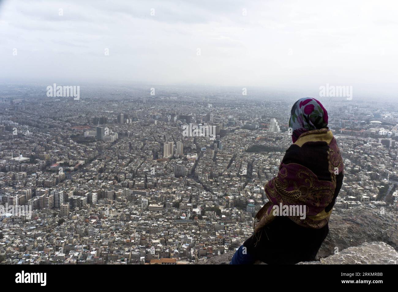 Bildnummer: 56798958  Datum: 01.01.2012  Copyright: imago/Xinhua (120101) -- DAMASCUS, Jan. 1, 2012 (Xinhua) -- A woman looks over the Damascus city from Mountain Qasioun in Damascus, Syria, Jan. 1, 2012. (Xinhua/Li Muzi) (dtf) SYRIA-DAMASCUS-NEW YEAR PUBLICATIONxNOTxINxCHN Gesellschaft Totale Stadtlandschaft xbs x0x 2012 quer premiumd      56798958 Date 01 01 2012 Copyright Imago XINHUA  Damascus Jan 1 2012 XINHUA a Woman Looks Over The Damascus City from Mountain  in Damascus Syria Jan 1 2012 XINHUA left Muzi  Syria Damascus New Year PUBLICATIONxNOTxINxCHN Society long shot Urban landscape x Stock Photo