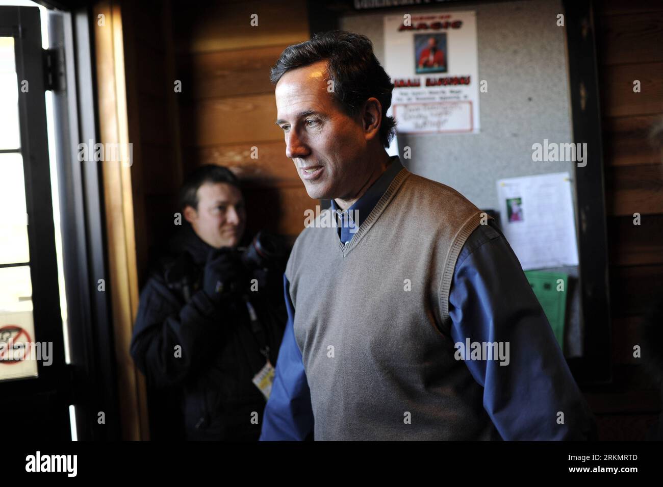 Bildnummer: 56802820  Datum: 02.01.2012  Copyright: imago/Xinhua (120103) -- DES MOINES, Jan. 3, 2012 (Xinhua) -- U.S. Republican presidential candidate Rick Santorum leaves after a campaign event at the Pizza Ranch restaurant in Boone, Iowa, Jan. 2, 2012. As the first contest for the U.S. Republican Party to nominate its presidential candidate draws near, hopefuls of the Grand Old Party (GOP) are making their final dash towards the caucuses on Jan. 3 in Iowa. (Xinhua/Zhang Jun) (wn) U.S.-IOWA-GOP CAUCUS-RICK SANTORUM PUBLICATIONxNOTxINxCHN People Politik USA Wahl Wahlkampf Republikaner premiu Stock Photo
