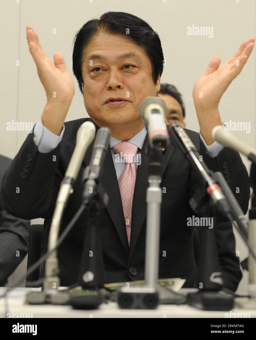 Bildnummer: 56816717 Datum: 04.01.2012 Copyright: imagoXinhua (120104) --  TOKYO, Jan. 4, 2012 (Xinhua) -- Akira Uchiyama, the president of the Kizuna  party, speaks during a press conference in Tokyo, Japan, Jan. 4,