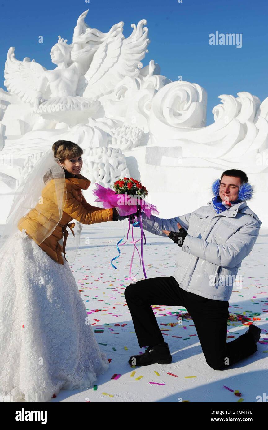 Bildnummer: 56830094  Datum: 06.01.2012  Copyright: imago/Xinhua (120106) -- HARBIN, Jan. 6, 2012 (Xinhua) -- The couple Evseeva Anzhela (L) from Russia and Lukachyna Mihail from Ukraine pose for photos at a group wedding ceremony during the 28th Harbin International Ice and Snow Festival in Harbin, capital of northeast China s Heilongjiang Province, Jan. 6, 2012. 18 couples from different countries and regions including China, Russia and Nigeria, participated in the group wedding. (Xinhua/Wang Jianwei) (wqc) CHINA-HARBIN-GROUP WEDDING CEREMONY(CN) PUBLICATIONxNOTxINxCHN Gesellschaft Hochzeit Stock Photo