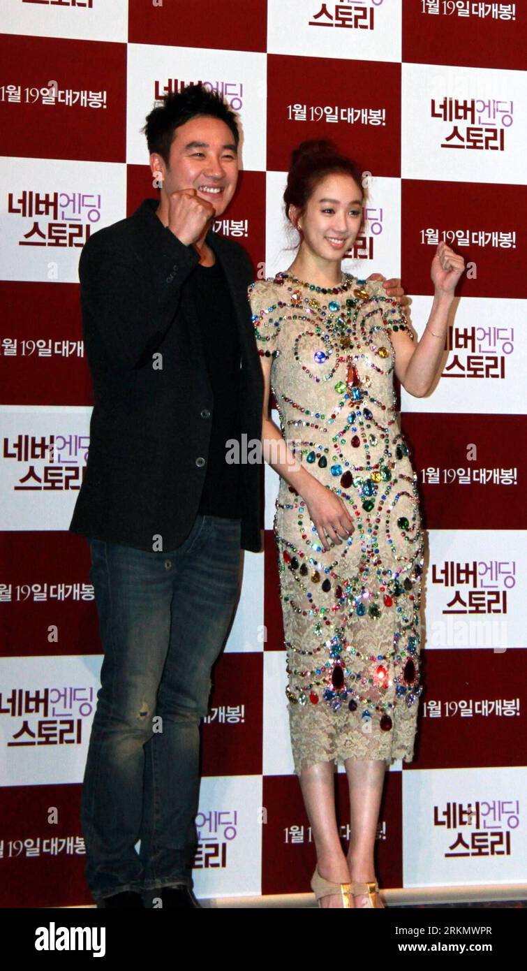 Bildnummer: 56846964  Datum: 09.01.2012  Copyright: imago/Xinhua (120109) -- SEOUL, Jan. 9, 2012 (Xinhua) -- South Korean actor Eom Tae-woong(L) and actress Jeong Ryeo-won attend the preview event of the upcoming film Never Ending Story in Seoul, South Korea, on Jan. 9, 2012.(Xinhua/He Lulu)(wn) SOUTH KOREA-SEOUL-FILM-NEVER ENDING STORY PUBLICATIONxNOTxINxCHN People Entertainment Film PK x0x xst 2012 hoch      56846964 Date 09 01 2012 Copyright Imago XINHUA  Seoul Jan 9 2012 XINHUA South Korean Actor eom Tae  l and actress Jeong Ryeo Won attend The Preview Event of The upcoming Film Never endi Stock Photo