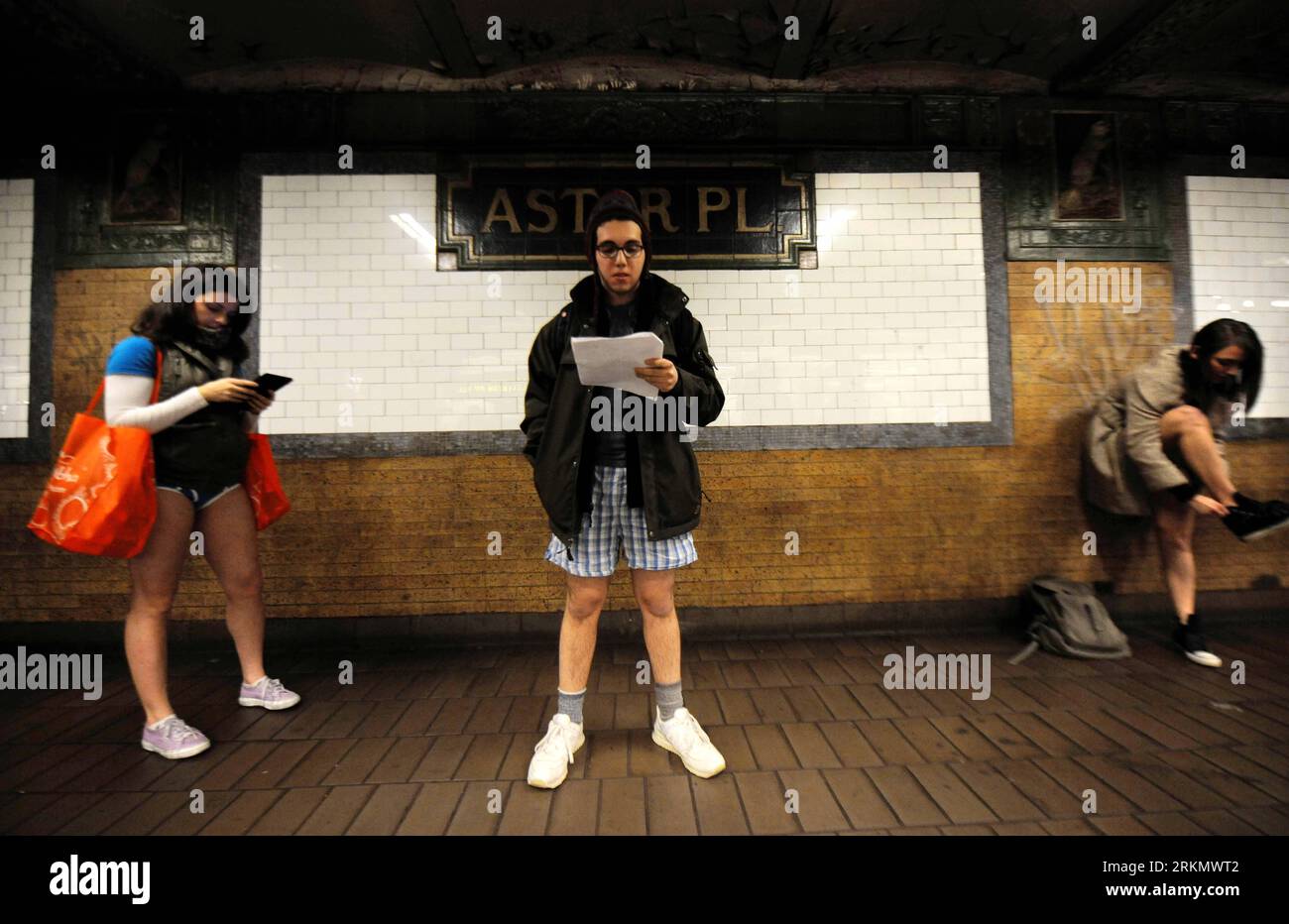 Bildnummer: 56845302  Datum: 08.01.2012  Copyright: imago/Xinhua (120109) -- NEW YORK, Jan. 9, 2012 (Xinhua) -- take part in the 11th No Pants Subway Ride at a subway station in New York, the United States, on Jan. 8, 2012. Thousands of participated the activity started by the group Improv Everywhere here on Sunday. (Xinhua/Shen Hong) (lr) U.S.-NEW YORK-11TH NO PANTS SUBWAY RIDE PUBLICATIONxNOTxINxCHN Gesellschaft Verkehr UBahn U Bahn Fahrt ohne Hosen kurios xjh x0x premiumd 2012 quer      56845302 Date 08 01 2012 Copyright Imago XINHUA  New York Jan 9 2012 XINHUA Take Part in The 11th No Pant Stock Photo
