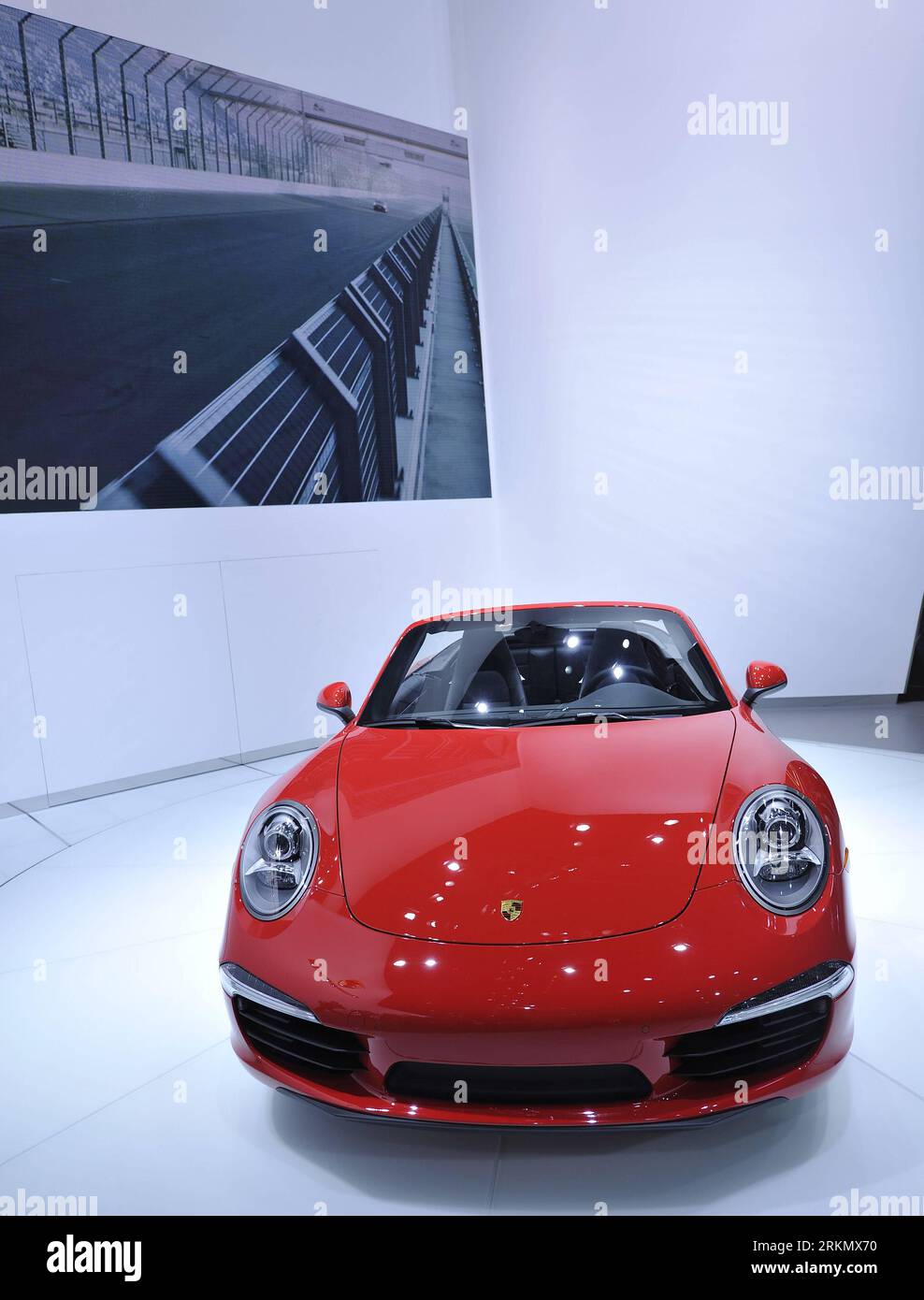 Bildnummer: 56849183  Datum: 09.01.2012  Copyright: imago/Xinhua (120110) -- DETROIT, Jan. 10, 2011 (Xinhua) -- Porsche 911 Carrera Cabriolet is introduced during a press preview of the North American International Auto Show (NAIAS) in Detroit, the United States, Jan. 9, 2011. (Xinhua/Zhang Jun) US-DETROIT-AUTO-SHOW PUBLICATIONxNOTxINxCHN Wirtschaft Messe Automesse Autoindustrie Auto premiumd xbs x0x 2012 hoch      56849183 Date 09 01 2012 Copyright Imago XINHUA  Detroit Jan 10 2011 XINHUA Porsche 911 Carrera Convertible IS introduced during a Press Preview of The North American International Stock Photo