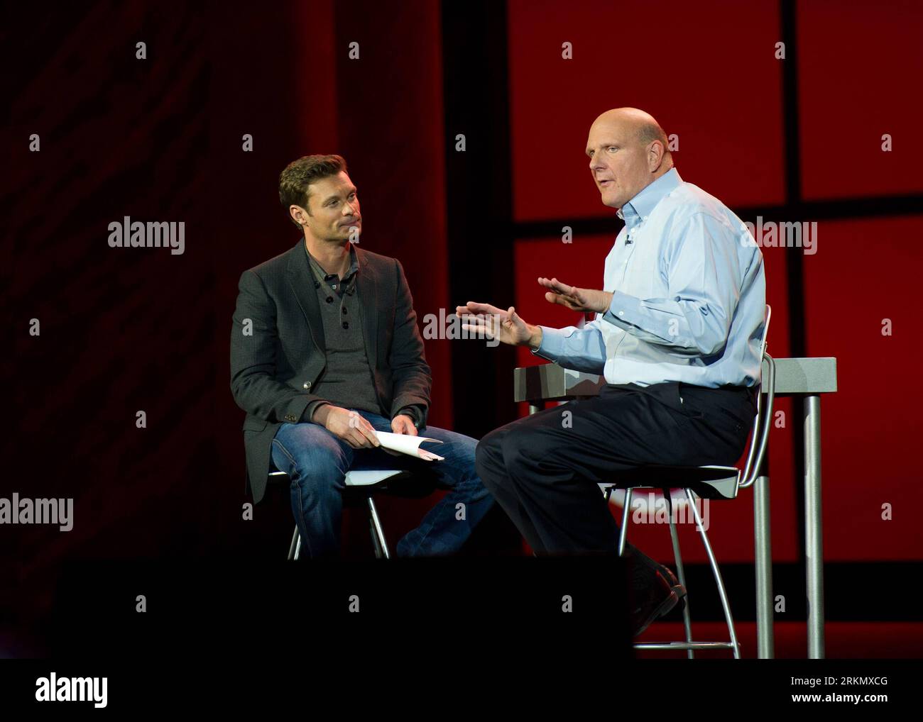Bildnummer: 56850463  Datum: 09.01.2012  Copyright: imago/Xinhua (120110) -- LAS VEGAS, Jan. 10, 2012 (Xinhua) -- Microsoft CEO Steve Ballmer (R) gestures during his keynote address at the Consumer Electronics Show (CES) in Las Vegas, the United States, on Jan. 9, 2011. (Xinhua/Yang Lei) (nxl) US-LAS VEGAS-CES-MICROSOFT-BALLMER PUBLICATIONxNOTxINxCHN People Wirtschaft Präsentation Messe Computermesse premiumd xbs x0x 2012 quer      56850463 Date 09 01 2012 Copyright Imago XINHUA  Las Vegas Jan 10 2012 XINHUA Microsoft CEO Steve Ballmer r gestures during His keynote Address AT The Consumer Elec Stock Photo