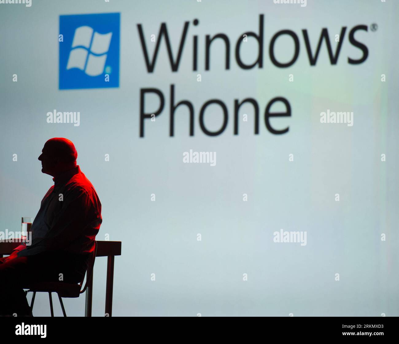 Bildnummer: 56850460  Datum: 09.01.2012  Copyright: imago/Xinhua (120110) -- LAS VEGAS, Jan. 10, 2012 (Xinhua) -- Microsoft CEO Steve Ballmer looks on during his keynote address at the Consumer Electronics Show (CES) in Las Vegas, the United States, on Jan. 9, 2011. (Xinhua/Yang Lei) (nxl) US-LAS VEGAS-CES-MICROSOFT-BALLMER PUBLICATIONxNOTxINxCHN People Wirtschaft Präsentation Messe Computermesse premiumd xbs x0x 2012 quer      56850460 Date 09 01 2012 Copyright Imago XINHUA  Las Vegas Jan 10 2012 XINHUA Microsoft CEO Steve Ballmer Looks ON during His keynote Address AT The Consumer Electronic Stock Photo