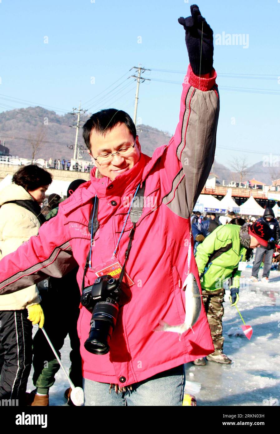 Bildnummer: 56886218  Datum: 14.01.2012  Copyright: imago/Xinhua (120114) -- HWACHEON, Jan. 14, 2012 (Xinhua) -- A man shows a fish he just caught on a frozen river during 2012 Hwacheon Sancheoneo Ice Festival in Hwacheon, South Korea, on Jan. 14, 2012. The Sancheoneo Ice Festival, under the slogan of Unfrozen Hearts, Unforgettable Memories , lasts from Jan. 7 to 29. (Xinhua/He Lulu) SOUTH KOREA-HWACHEON-ICE FESTIVAL PUBLICATIONxNOTxINxCHN Gesellschaft Eisfestival Eis Südkorea Eisfischen Fischen xns x0x 2012 hoch      56886218 Date 14 01 2012 Copyright Imago XINHUA   Jan 14 2012 XINHUA a Man S Stock Photo
