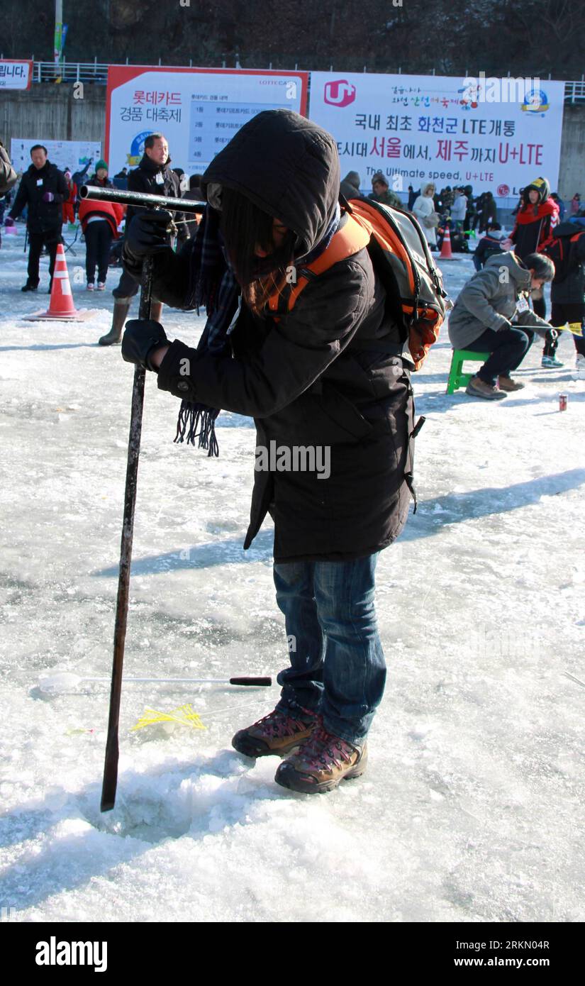 Bildnummer: 56886215  Datum: 14.01.2012  Copyright: imago/Xinhua (120114) -- HWACHEON, Jan. 14, 2012 (Xinhua) -- A local resident tries to break the ice for a fishing on a frozen river during 2012 Hwacheon Sancheoneo Ice Festival in Hwacheon, South Korea, on Jan. 14, 2012. The Sancheoneo Ice Festival, under the slogan of Unfrozen Hearts, Unforgettable Memories , lasts from Jan. 7 to 29. (Xinhua/He Lulu) SOUTH KOREA-HWACHEON-ICE FESTIVAL PUBLICATIONxNOTxINxCHN Gesellschaft Eisfestival Eis Südkorea Eisfischen Fischen xns x0x 2012 hoch      56886215 Date 14 01 2012 Copyright Imago XINHUA   Jan 14 Stock Photo