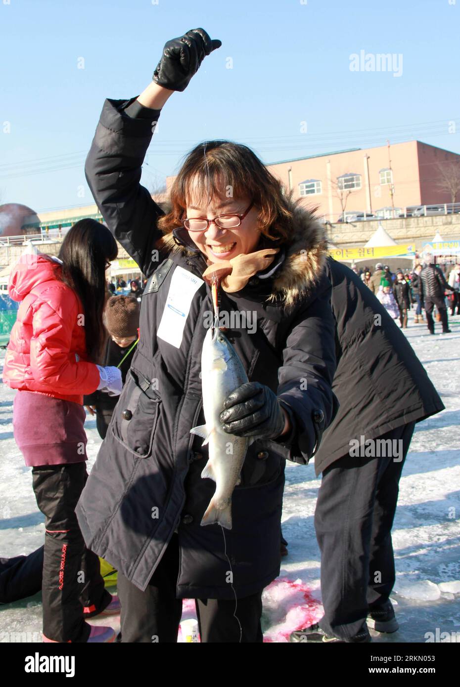 Bildnummer: 56886216  Datum: 14.01.2012  Copyright: imago/Xinhua (120114) -- HWACHEON, Jan. 14, 2012 (Xinhua) -- A girl shows a fish she just caught in a frozen river during 2012 Hwacheon Sancheoneo Ice Festival in Hwacheon, South Korea, on Jan. 14, 2012. The Sancheoneo Ice Festival, under the slogan of Unfrozen Hearts, Unforgettable Memories , lasts from Jan. 7 to 29. (Xinhua/He Lulu) SOUTH KOREA-HWACHEON-ICE FESTIVAL PUBLICATIONxNOTxINxCHN Gesellschaft Eisfestival Eis Südkorea Eisfischen Fischen xns x0x 2012 hoch      56886216 Date 14 01 2012 Copyright Imago XINHUA   Jan 14 2012 XINHUA a Gir Stock Photo