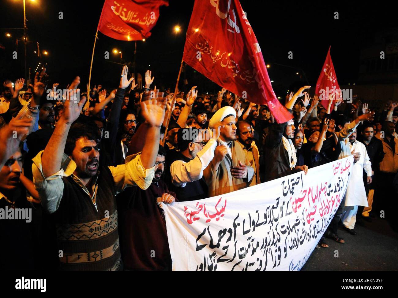 Bildnummer: 56893673  Datum: 16.01.2012  Copyright: imago/Xinhua (120116) -- KARACHI, Jan. 16, 2012 (Xinhua) -- Pakistani Shiite Muslims shout slogans to protest against the killing of their community members in a blast during a religious procession in southern Pakistan s Karachi on Jan. 16, 2012. At least 18 were killed and over 30 injured when a bomb blast hit a religious procession in the Khanpur area in eastern Pakistani province of Punjab on Sunday. (Xinhua/Masroor) PAKISTAN-KARACHI-PROTEST PUBLICATIONxNOTxINxCHN Gesellschaft Politik Demo Protest xjh x0x 2012 quer      56893673 Date 16 01 Stock Photo
