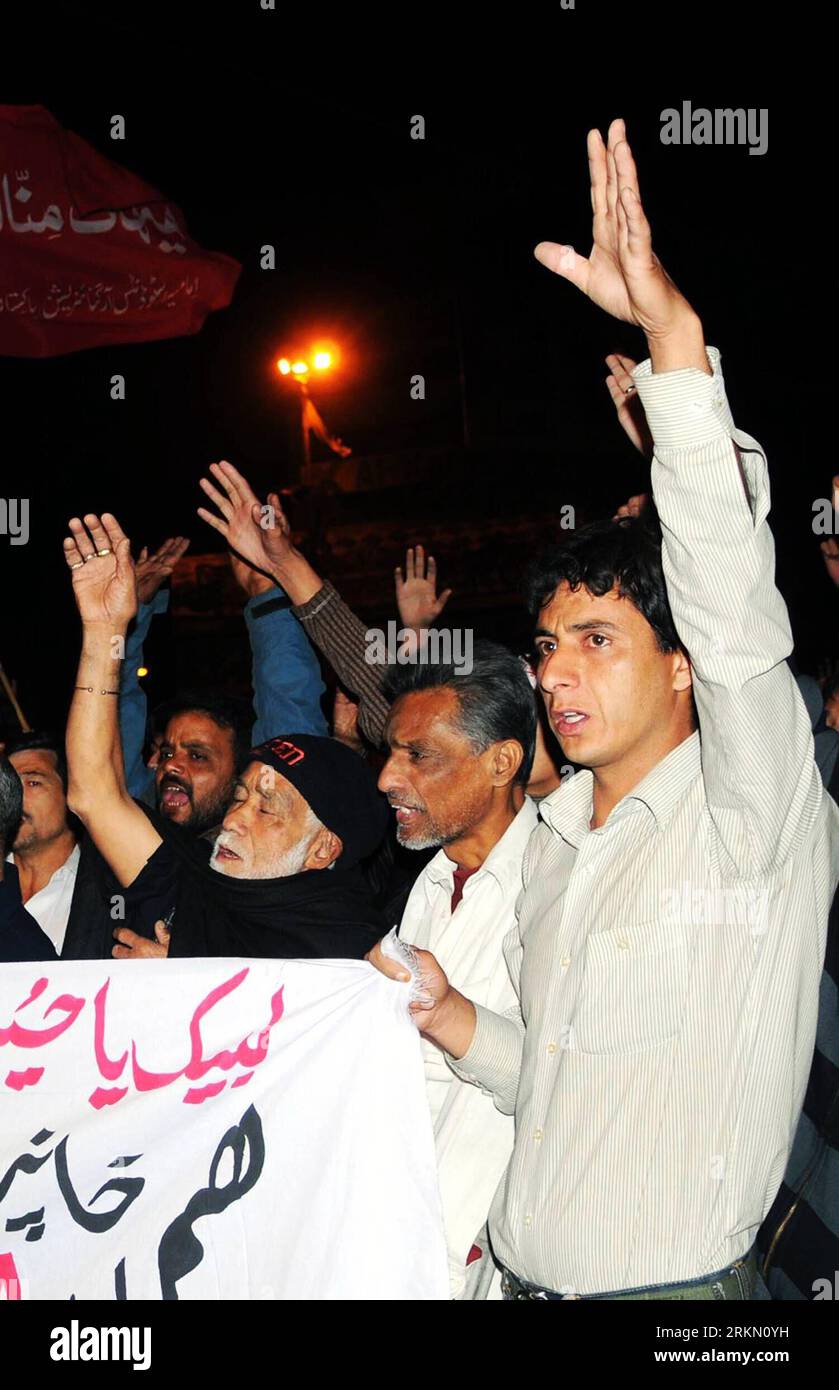 Bildnummer: 56893674  Datum: 16.01.2012  Copyright: imago/Xinhua (120116) -- KARACHI, Jan. 16, 2012 (Xinhua) -- Pakistani Shiite Muslims shout slogans to protest against the killing of their community members in a blast during a religious procession in southern Pakistan s Karachi on Jan. 16, 2012. At least 18 were killed and over 30 injured when a bomb blast hit a religious procession in the Khanpur area in eastern Pakistani province of Punjab on Sunday. (Xinhua/Masroor) PAKISTAN-KARACHI-PROTEST PUBLICATIONxNOTxINxCHN Gesellschaft Politik Demo Protest xjh x0x 2012 hoch      56893674 Date 16 01 Stock Photo