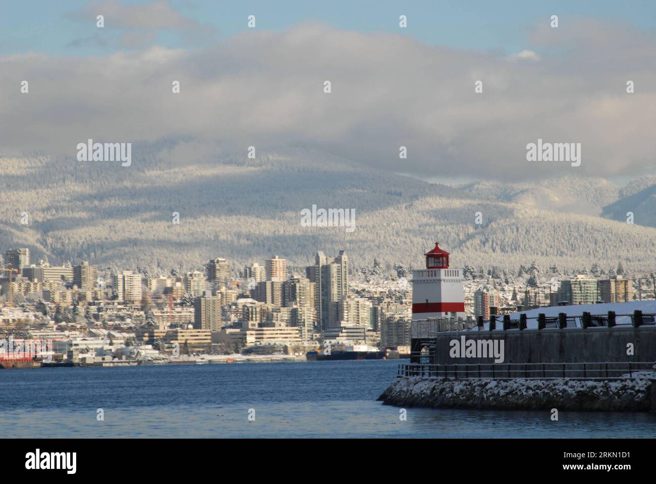 Bildnummer: 56905044  Datum: 17.01.2012  Copyright: imago/Xinhua (120118) -- VANCOUVER, Jan. 18, 2011 (Xinhua) -- View of the snow on the North Shore mountains along the seawall at Brockton Point in Stanley Park in Vancouver, Jan. 17, 2012. Environment Canada has issued a snowfall warning for Metro Vancouver, with estimated 20cm of fresh snow to fall on Vancouver overnight. Wind chill caused by a blast of continental arctic air could cause the temperature to drop to -20 degree centigrade in land of Howe Sound in the next few days. (Xinhua/Sergei Bachlakov) (zyw) CANADA-VANCOUVER-WEATHER PUBLIC Stock Photo