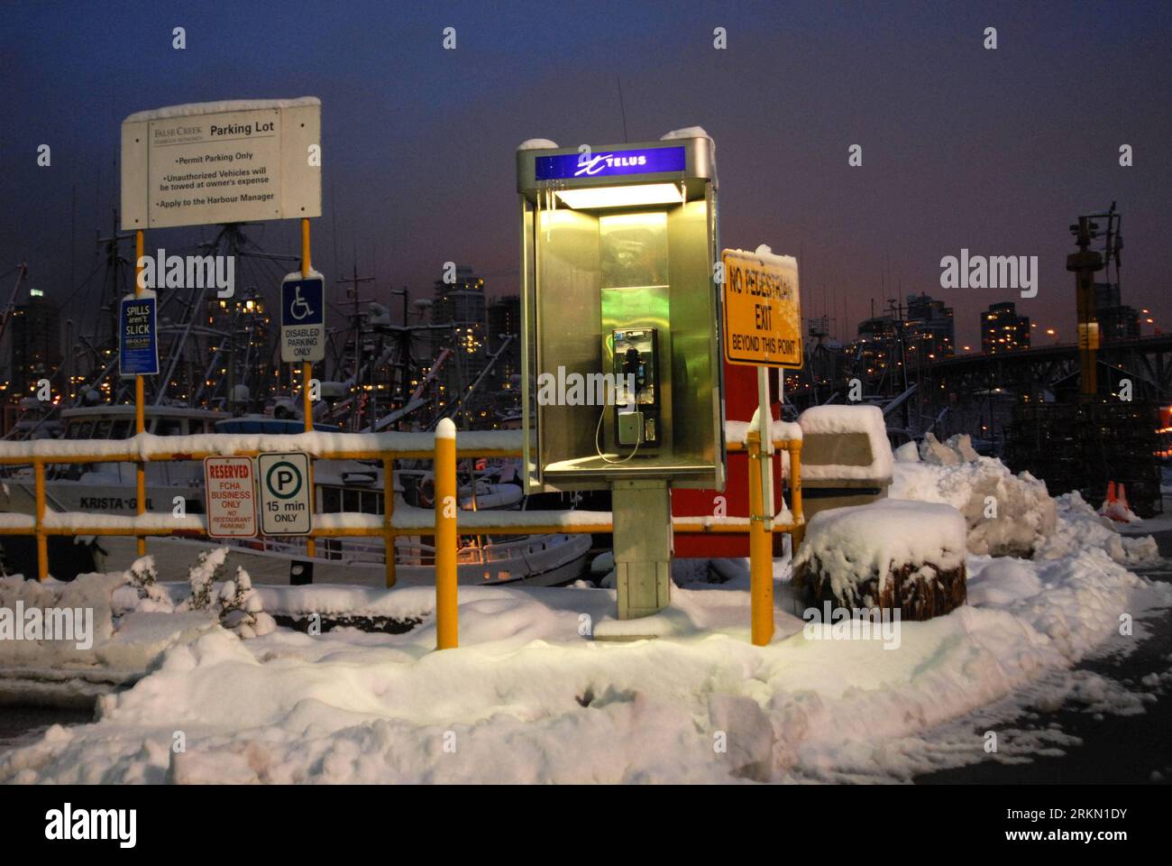 Bildnummer: 56905041  Datum: 17.01.2012  Copyright: imago/Xinhua (120118) -- VANCOUVER, Jan. 18, 2011 (Xinhua) -- Telephone booth is surrounded by snow at Vancouver s Granville Island marina, Jan. 17, 2012. Environment Canada has issued a snowfall warning for Metro Vancouver, with estimated 20cm of fresh snow to fall on Vancouver overnight. Wind chill caused by a blast of continental arctic air could cause the temperature to drop to -20 degree centigrade in land of Howe Sound in the next few days. (Xinhua/Sergei Bachlakov) (zyw) CANADA-VANCOUVER-WEATHER PUBLICATIONxNOTxINxCHN Gesellschaft Wint Stock Photo