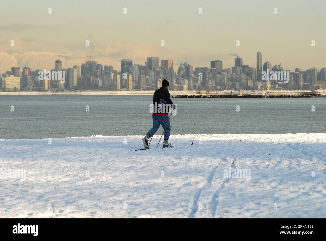 Bildnummer: 56905045  Datum: 17.01.2012  Copyright: imago/Xinhua (120118) -- VANCOUVER, Jan. 18, 2011 (Xinhua) -- A man skis at the snow covered Jericho Beach in Vancouver, Jan. 17, 2012. Environment Canada has issued a snowfall warning for Metro Vancouver, with estimated 20cm of fresh snow to fall on Vancouver overnight. Wind chill caused by a blast of continental arctic air could cause the temperature to drop to -20 degree centigrade in land of Howe Sound in the next few days. (Xinhua/Sergei Bachlakov) (zyw) CANADA-VANCOUVER-WEATHER PUBLICATIONxNOTxINxCHN Gesellschaft Winter Jahreszeit xns x Stock Photo