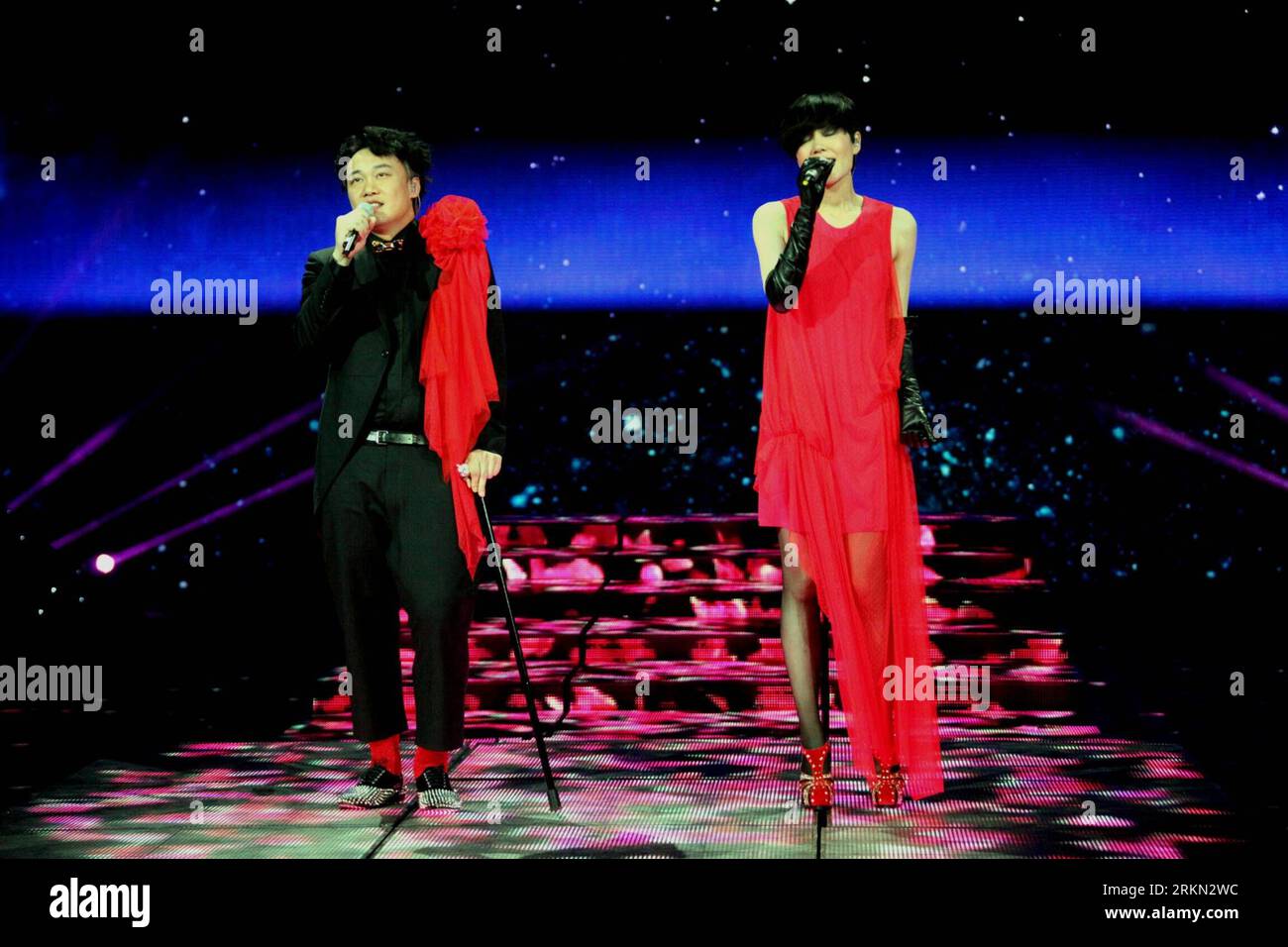 Bildnummer: 56944273  Datum: 22.01.2012  Copyright: imago/Xinhua (120122) -- BEIJING, Jan. 22, 2012 (Xinhua) -- Singers Eason Chan (L) and Faye Wong perform during a rehearsal of the Spring Festival Gala Evening at China Central Television (CCTV) in Beijing, capital of China. China s annual televised Spring Festival (Lunar New Year) Gala, a traditional centerpiece of celebrations to mark the country s most important festival, was shown in the evening of Jan. 22. (Xinhua) (mcg) CHINA-BEIJING-CCTV-SPRING FESTIVAL GALA EVENING-REHEARSAL (CN) PUBLICATIONxNOTxINxCHN People Entertainment Musik Aktio Stock Photo