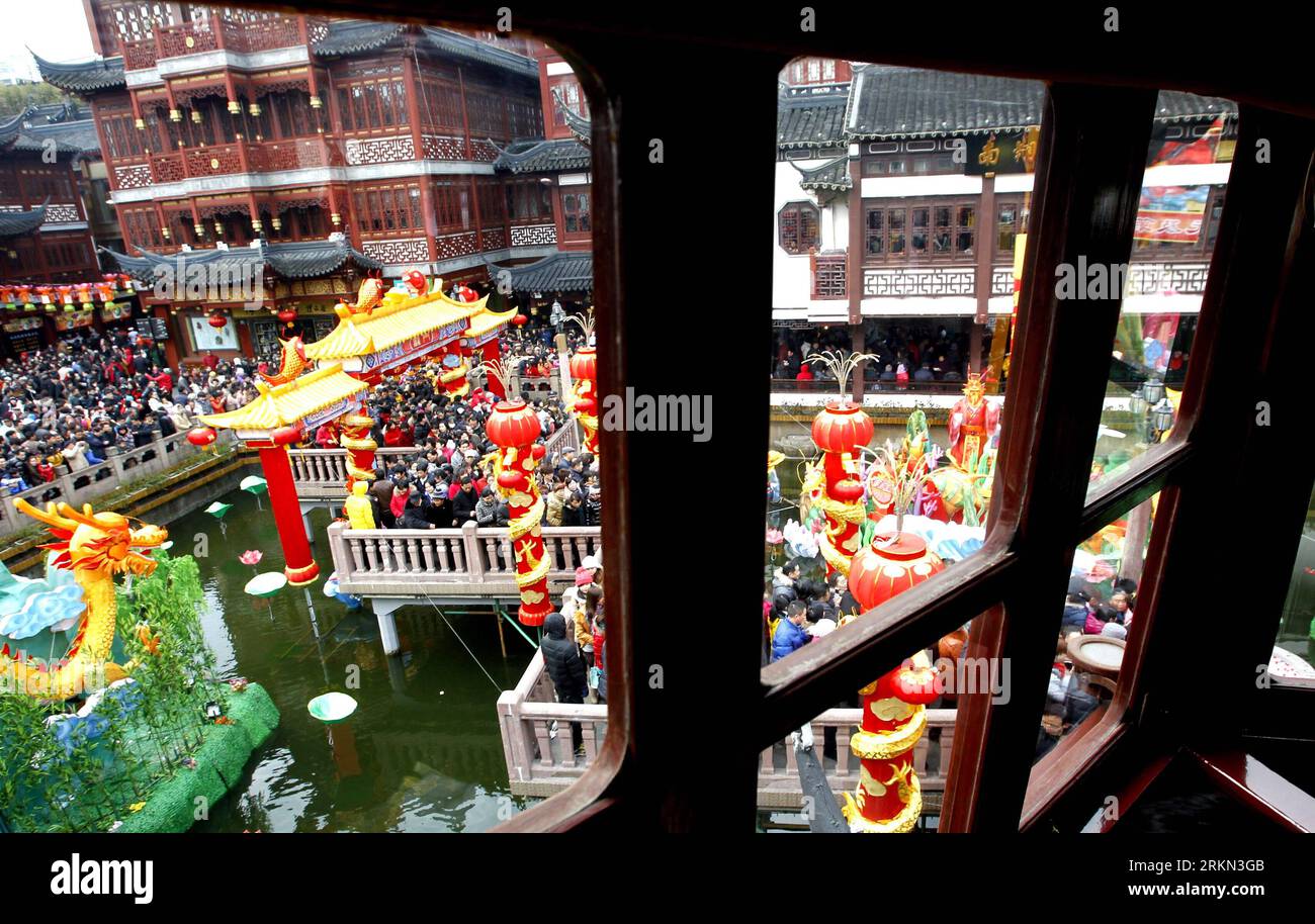 Bildnummer: 56948595  Datum: 24.01.2012  Copyright: imago/Xinhua (120124) -- SHANGHAI, Jan. 24, 2012 (Xinhua) -- Tourists visit a lantern fair held in the chenghuang temple to celebrate the Spring Festival in Shanghai, east China, Jan. 24, 2012, the second day of the Chinese Lunar New Year. (Xinhua/Zhang Ming)(mcg) CHINA-SHANGHAI-LANTERN FAIR (CN) PUBLICATIONxNOTxINxCHN Gesellschaft Neujahr Neujahrsfest Frühlingsfest xbs x0x 2012 quer      56948595 Date 24 01 2012 Copyright Imago XINHUA  Shanghai Jan 24 2012 XINHUA tourists Visit a Lantern Fair Hero in The Cheng Huang Temple to Celebrate The S Stock Photo