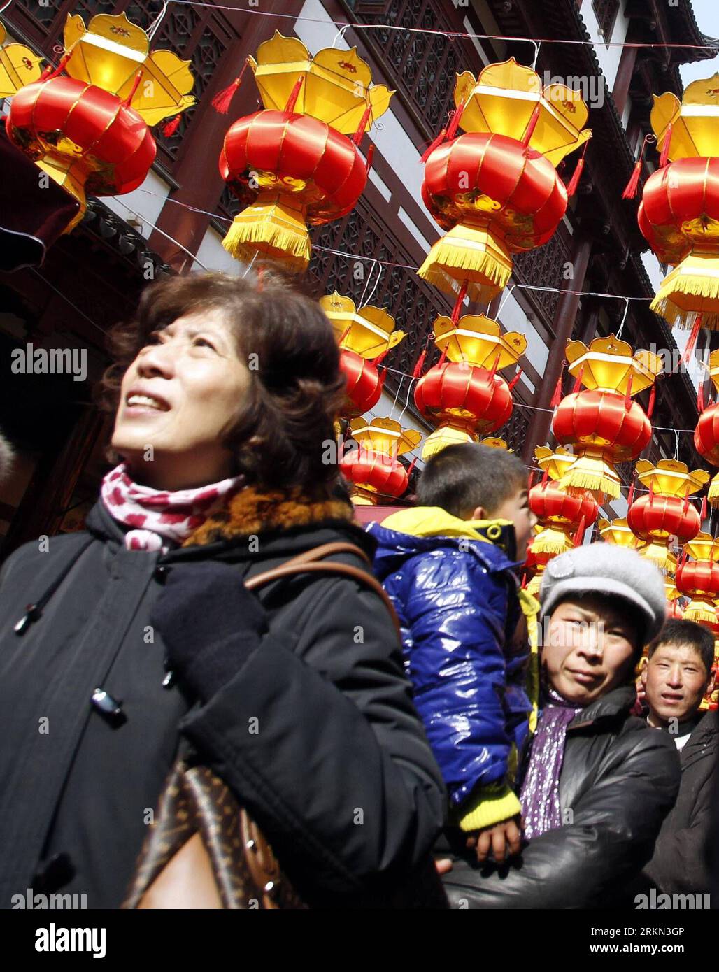 Bildnummer: 56948594  Datum: 24.01.2012  Copyright: imago/Xinhua (120124) -- SHANGHAI, Jan. 24, 2012 (Xinhua) -- Tourists visit a lantern fair held in the chenghuang temple to celebrate the Spring Festival in Shanghai, east China, Jan. 24, 2012, the second day of the Chinese Lunar New Year. (Xinhua/Zhang Ming)(mcg) CHINA-SHANGHAI-LANTERN FAIR (CN) PUBLICATIONxNOTxINxCHN Gesellschaft Neujahr Neujahrsfest Frühlingsfest xbs x0x 2012 hoch      56948594 Date 24 01 2012 Copyright Imago XINHUA  Shanghai Jan 24 2012 XINHUA tourists Visit a Lantern Fair Hero in The Cheng Huang Temple to Celebrate The S Stock Photo