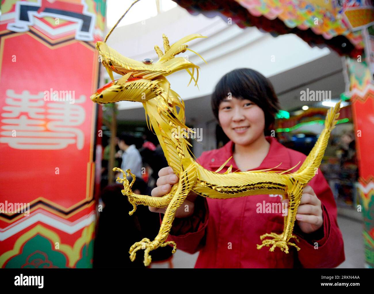Bildnummer: 56968462  Datum: 25.01.2012  Copyright: imago/Xinhua (120126) -- SHENYANG, Jan. 26, 2012 (Xinhua) -- A folk artist shows dragon-shaped handicraft made by rope weaving in Shenyang, capital of northeast China s Liaoning Province, Jan. 25, 2012. Handicrafts inspired by dragon became very popular in China as the Spring Festival, which fell on Jan. 23, marked the start of the Year of Dragon according to the Chinese zodiac. (Xinhua/Zhang Wenkui) (ry) CHINA-DRAGON-IMAGE-POPULARITY (CN) PUBLICATIONxNOTxINxCHN Gesellschaft Tradition Figur Jahr des Drachen xbs x0x 2012 quer      56968462 Dat Stock Photo