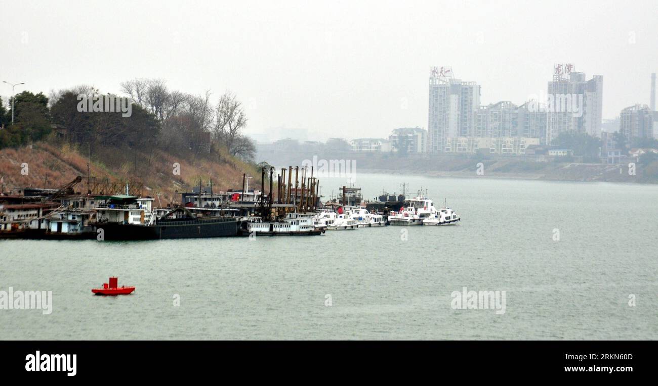 Bildnummer: 56991227  Datum: 31.01.2012  Copyright: imago/Xinhua (120131) -- LIUZHOU, Jan. 31, 2012 (Xinhua) -- Boats are anchored on the Liujiang River in Liuzhou City, south China s Guangxi Zhuang Autonomous Region, Jan. 31, 2012. A 300-km section of river will be affected by cadmium pollution stretching across 100km of a river in Guangxi, experts handling the incident said Tuesday. The river section from the Honghua hydropower station to further downstream of the Liujiang River, which is located downstream of the Longjiang River where the spill occurred, will be affected, said Xu Zhencheng, Stock Photo